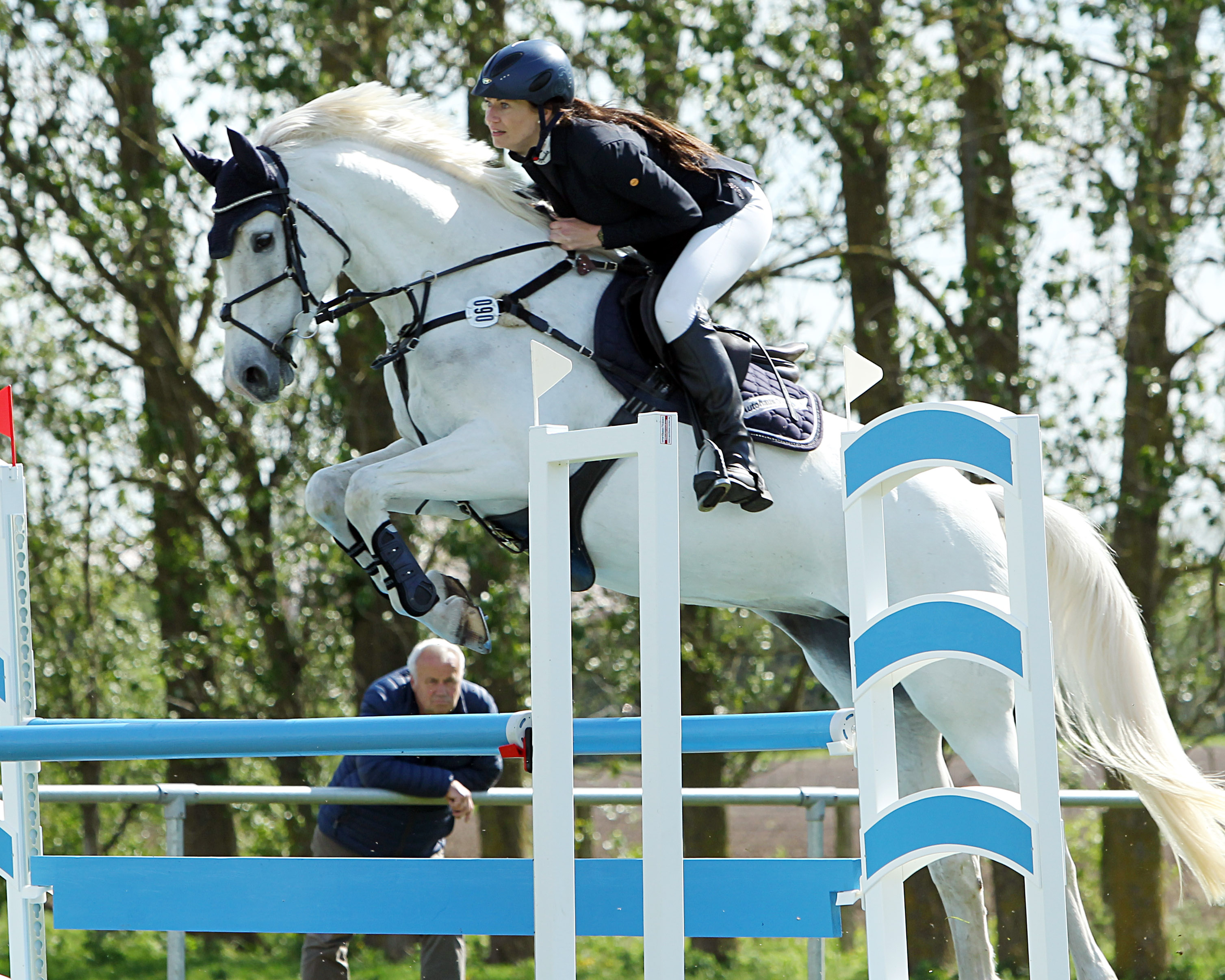 Foto: Auch Lisa Rohde aus Neu-Lüdershagen, 2019 Deutsche Amateur-Vizemeisterin und für den SV Steinhagen im Sattel, kommt mit Come on Girl nach Teschow, um von den 2000 Euro im Großen Preis etwas abzubekommen. Zuletzt M-Siegerin in Wusterhusen. © J.Wego