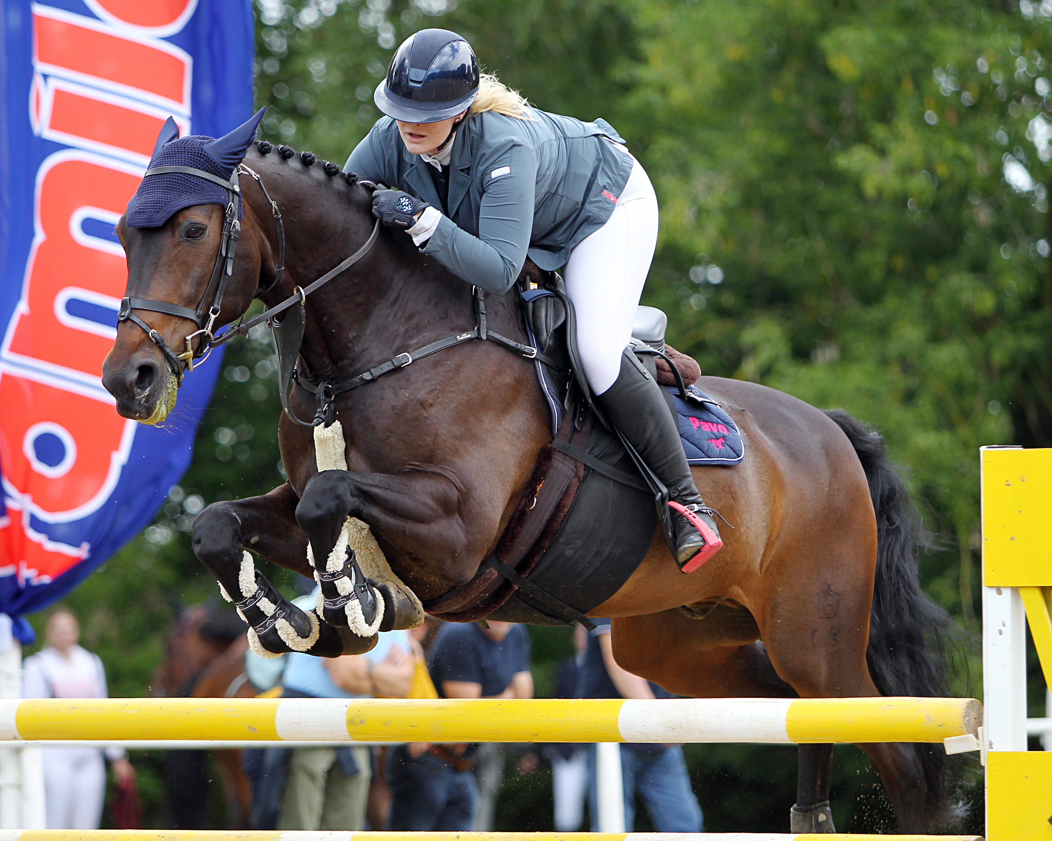 Alexa Burmeister aus Schwaan gewann das L-Springen am Sonntag und holte sich mit Honeur S der Kreismeistertitel bei den Ü21 Reitern im Springen. © J.Wego