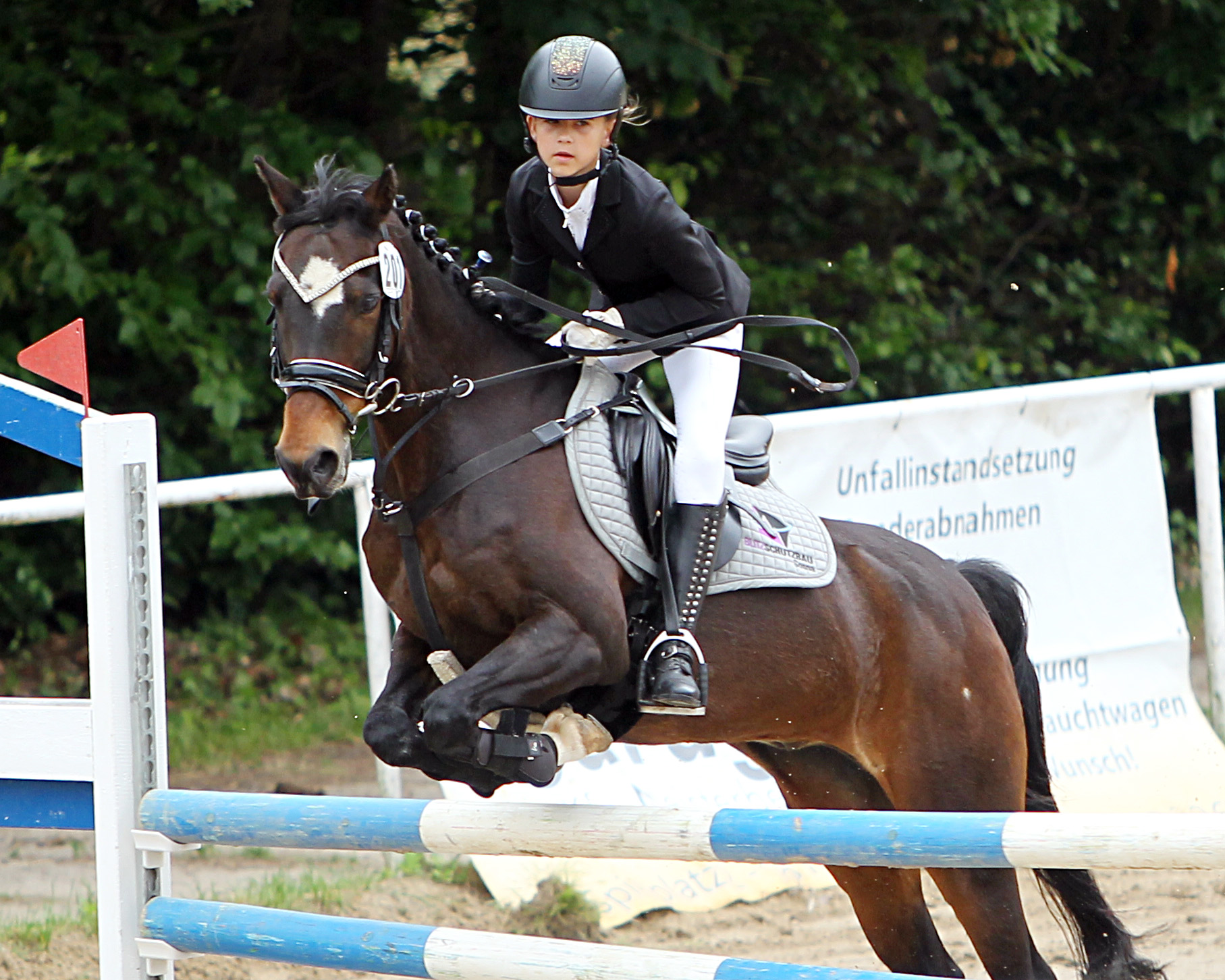 Beherzte Ritte lieferte die 12-jährige Fiby Sosna vom Gastgeber Teschow die auf dem Pony Morgenstern mit großem Vorsprung vor der erwachsenen Konkurrenz ein A-Springen gewann. © J.Wego