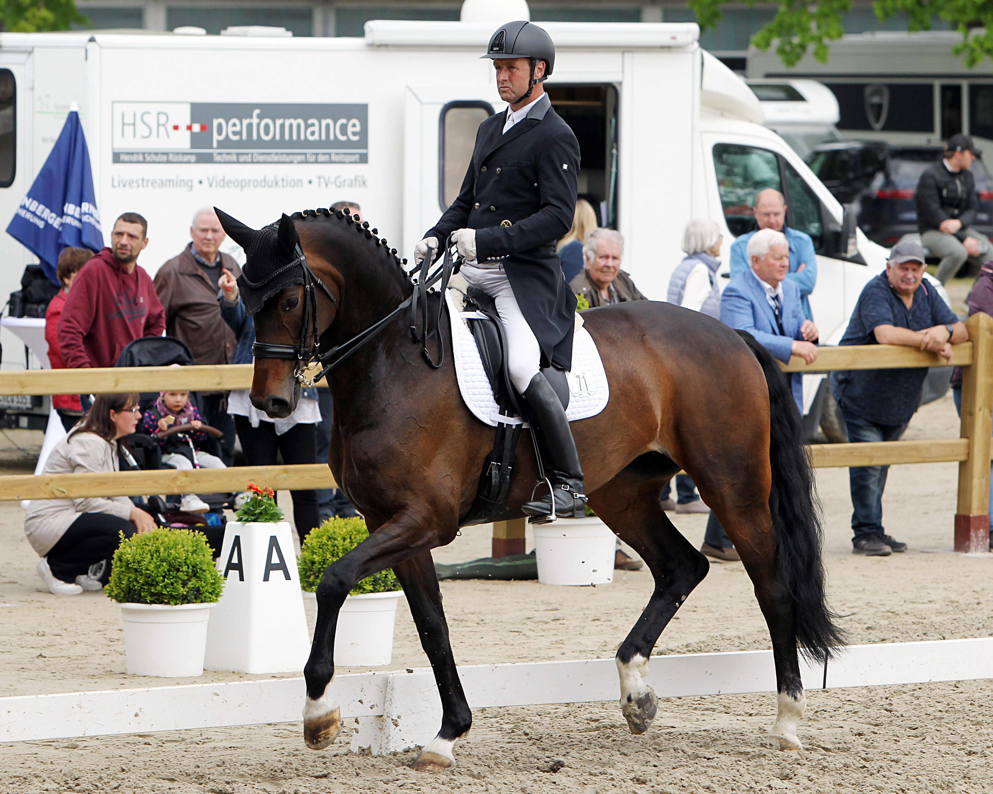 Titelverteidiger in der S-Dressur ist der 15-fache Landesmeister Ronald Lüders vom RV Güstrow - hier mit der Stute Feengold. © J.Wego