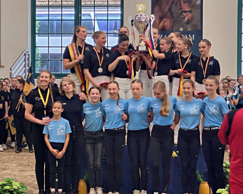 Übergabe des Voltigierpokals der Vorjahressieger, dem Voltigier- und Reitverein Ostseeküste an die Sieger 2024 an das Team Goch aus dem Rheinland © PSV MV-Begall.