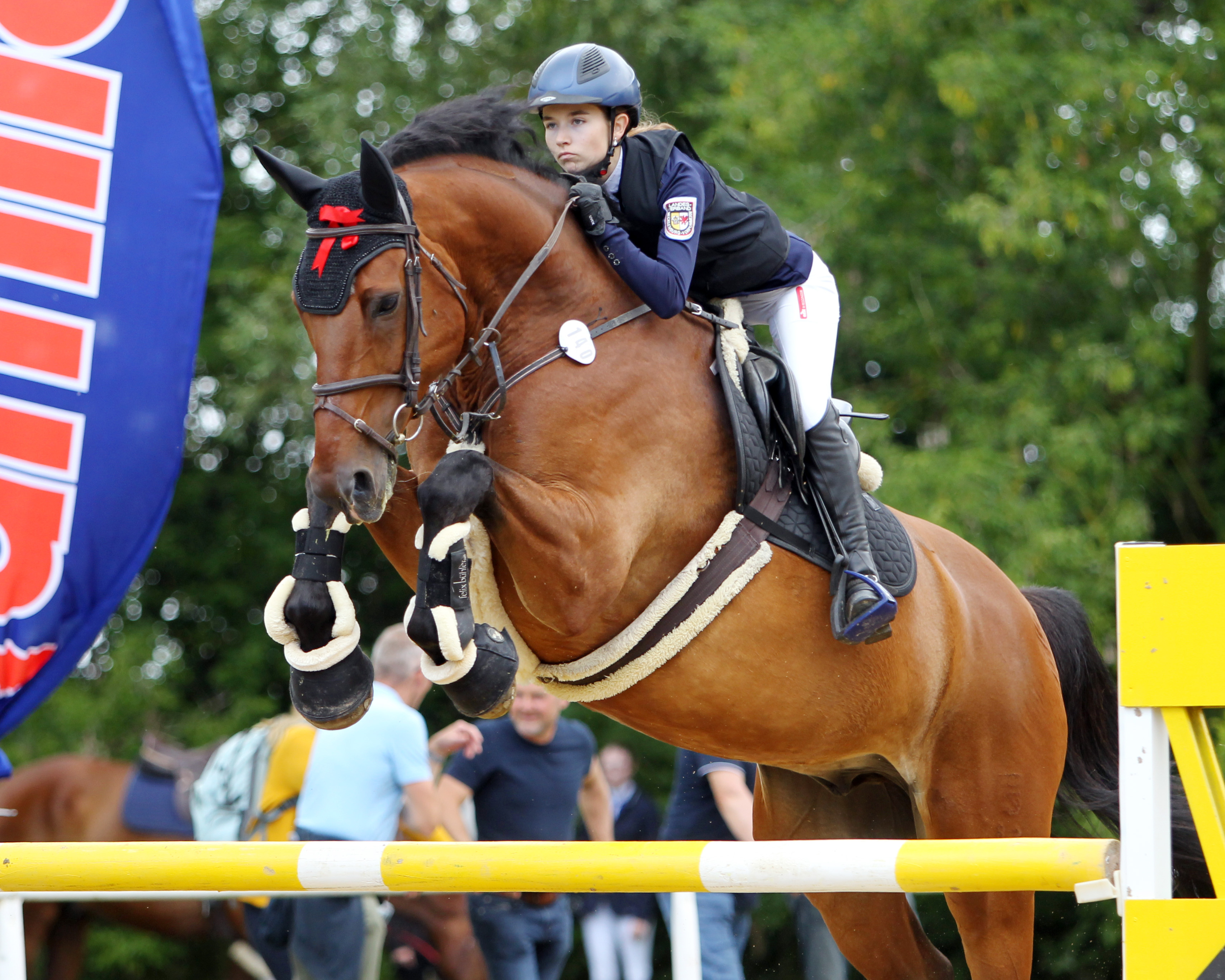 Die 15-jährige Chiara Chantal Schmidt reitet für den Kastanienhof Cramon, ist die aktuelle Landesmeisterin der Ponyreiter, sitzt aber auch schon im Sattel von Großpferden, wie hier auf Eddie van Halen. © J.Wego