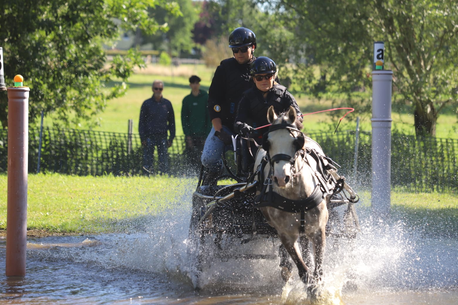 Paulin Marie Thiele mit Pony Ben auf der Geländestrecke in der Wasserdurchfahrt.