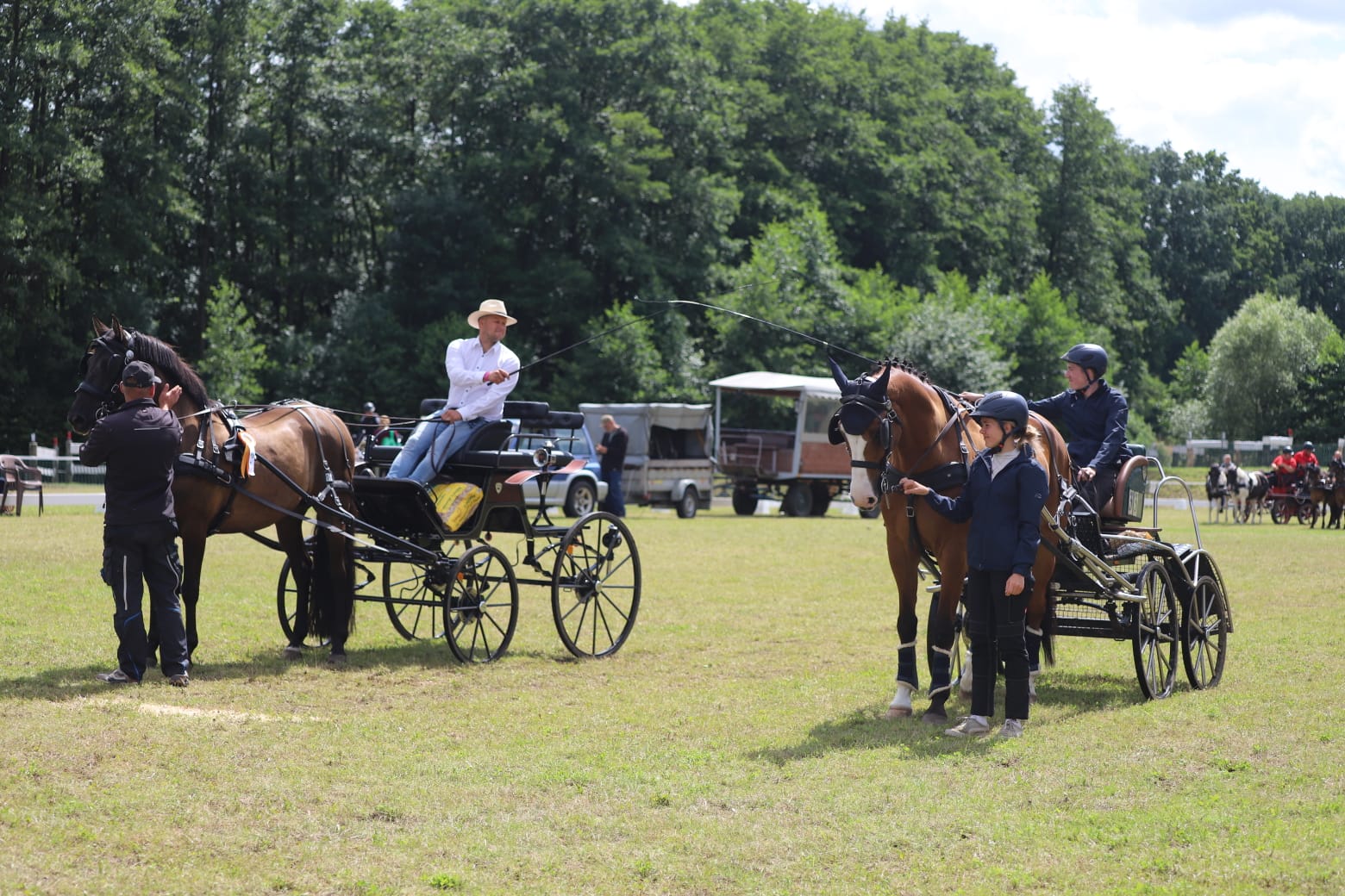 Symbolisches Kreuzen der Fahrpeitsche bei der Siegerung zwischen Kombi-Sieger und Landesmeister Felix Dallmann und dem Zweiten Marvin Schildt, der mit seiner Schwester Michele zur Siegerehrung erschien, die in der Kombi der Pony-Zweispänner Zweite wurde.