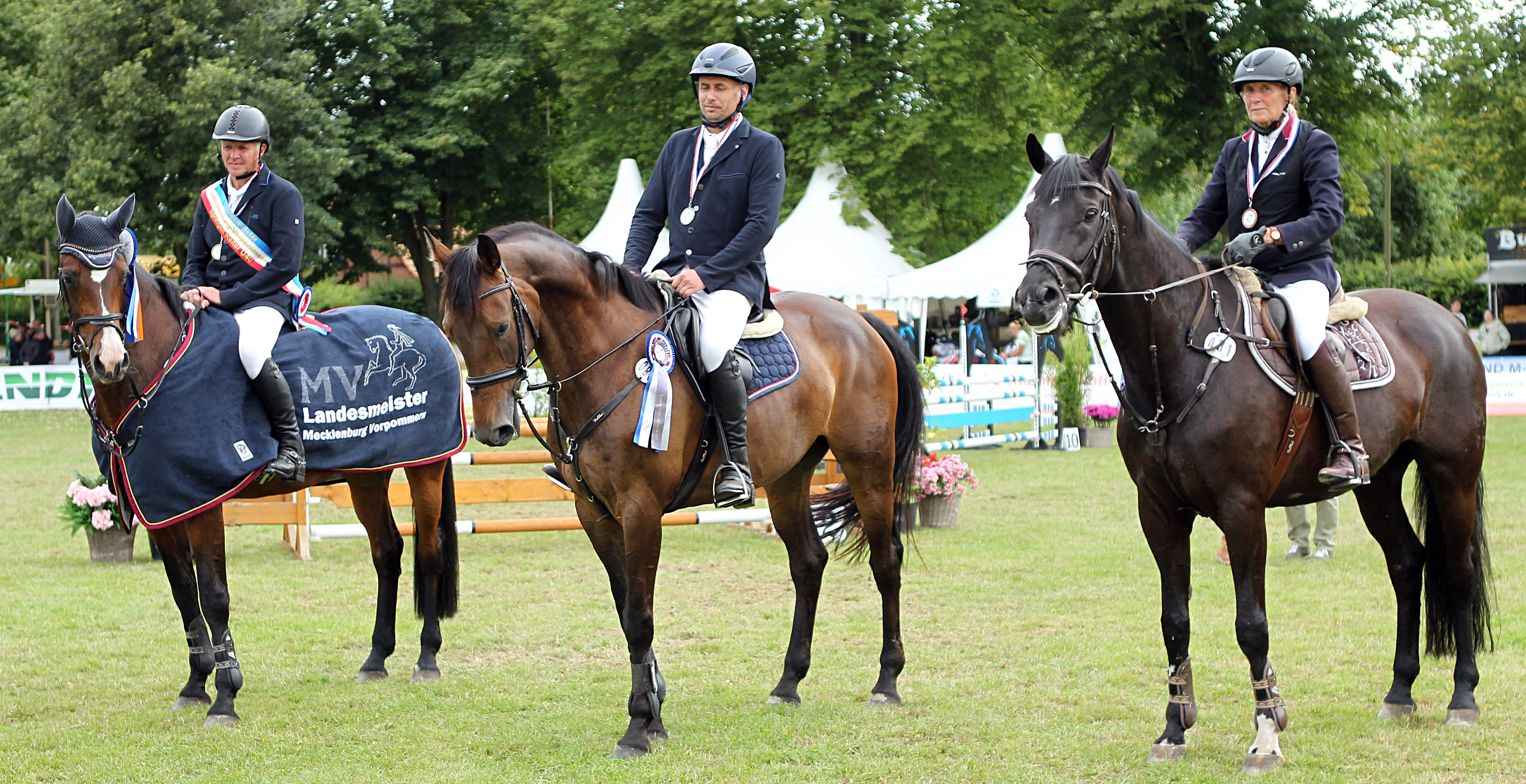 Die Medaillengewinner in der Landesmeisterschaft der Ü40 Springreiter: v.l. Silvio Stövhase mit Cera-B, Norman Hartig mit Casaletta, Christa Heiden mit Ranger. © J.Wego