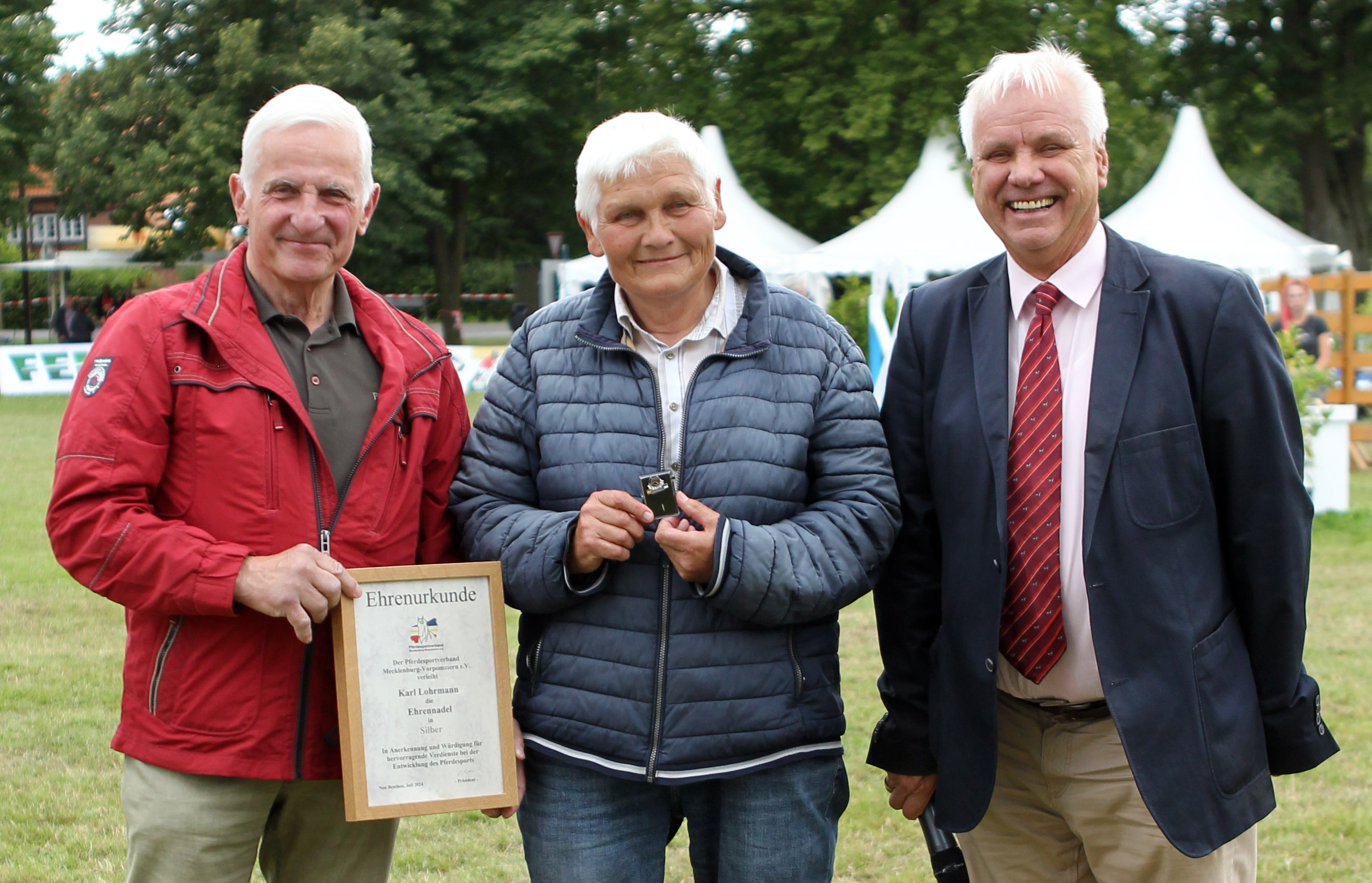 Karl Lohrmann, eingerahmt von Ehrenpräsident Dr. Burkhard Dittmann (l.) und Präsident Hans-Joachim Begall bei der Verleihung der „Silbernen Ehrennadel des Verbandes. © J.Wego
