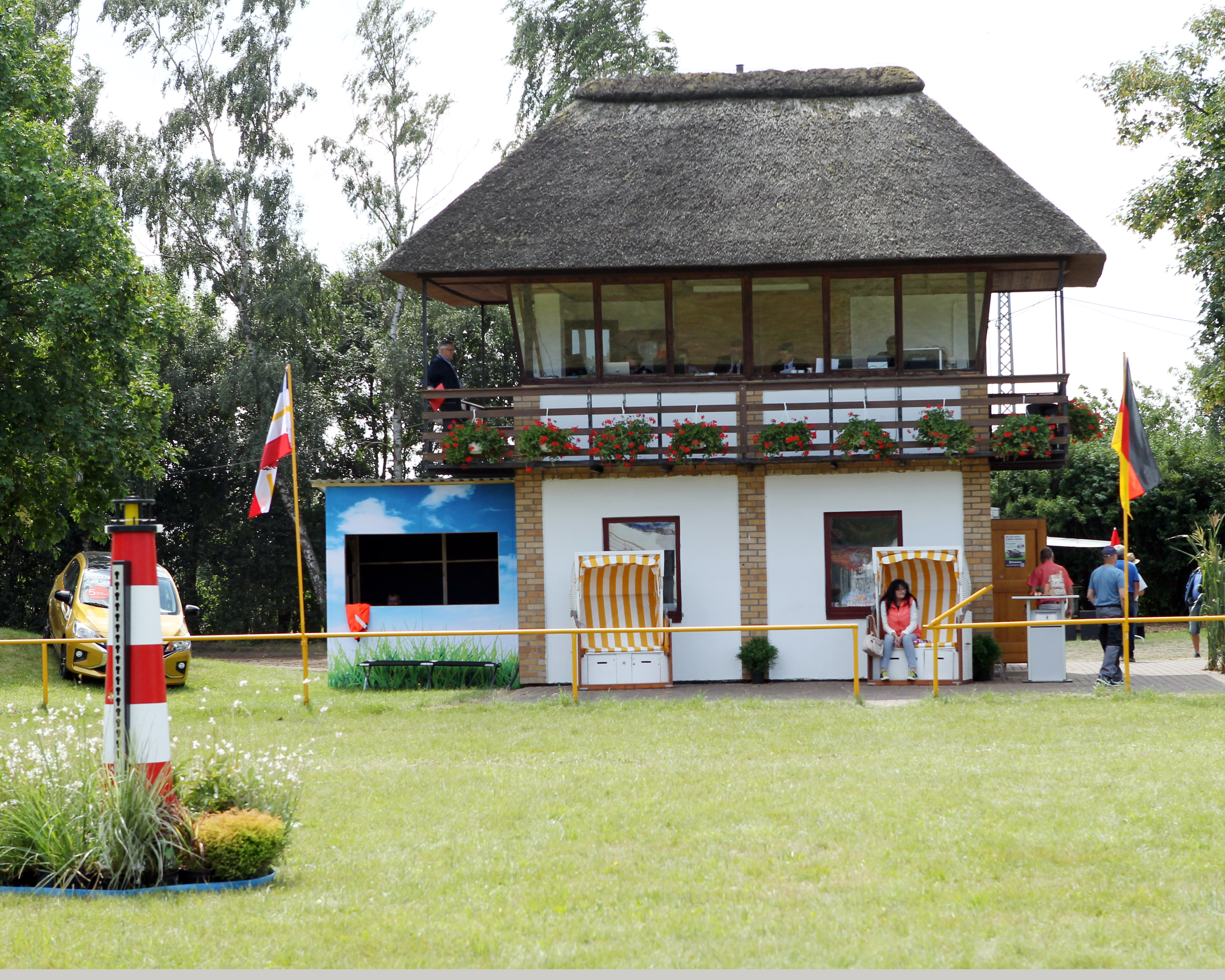 Der „Fritz-Thomas-Platz“ in Blowatz, mit seinem schmucken Haus für Jury, Meldestelle und Turnierleitung, erwartet am kommenden Wochenende und dem darauffolgenden Reiter und Besucher zum 49. Dressur- und Springturnier. © J.Wego