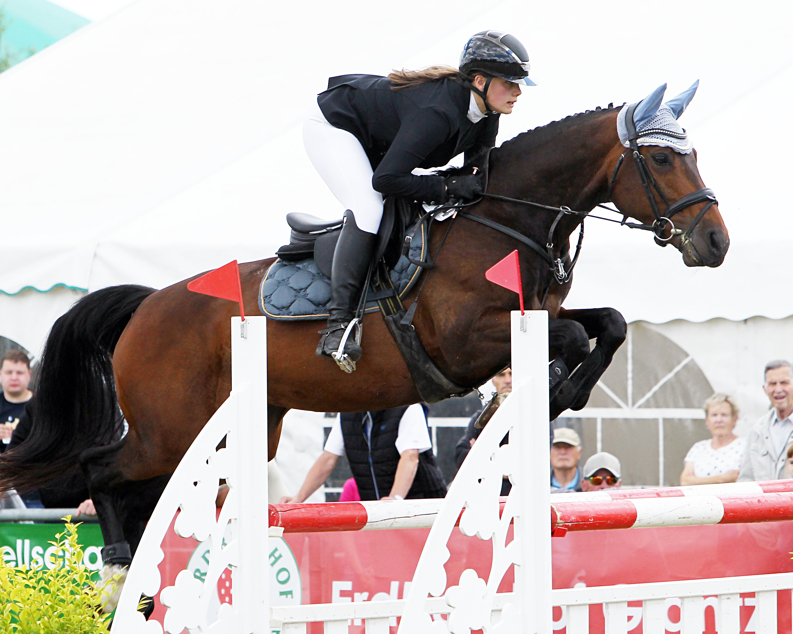 Die 15-jährige Amelie Kutsch aus Torgelow, die für Polzow reitet, gewann mit Denise ein M-Springen und wurde in zwei weiteren Zweite und Dritte. © J.Wego