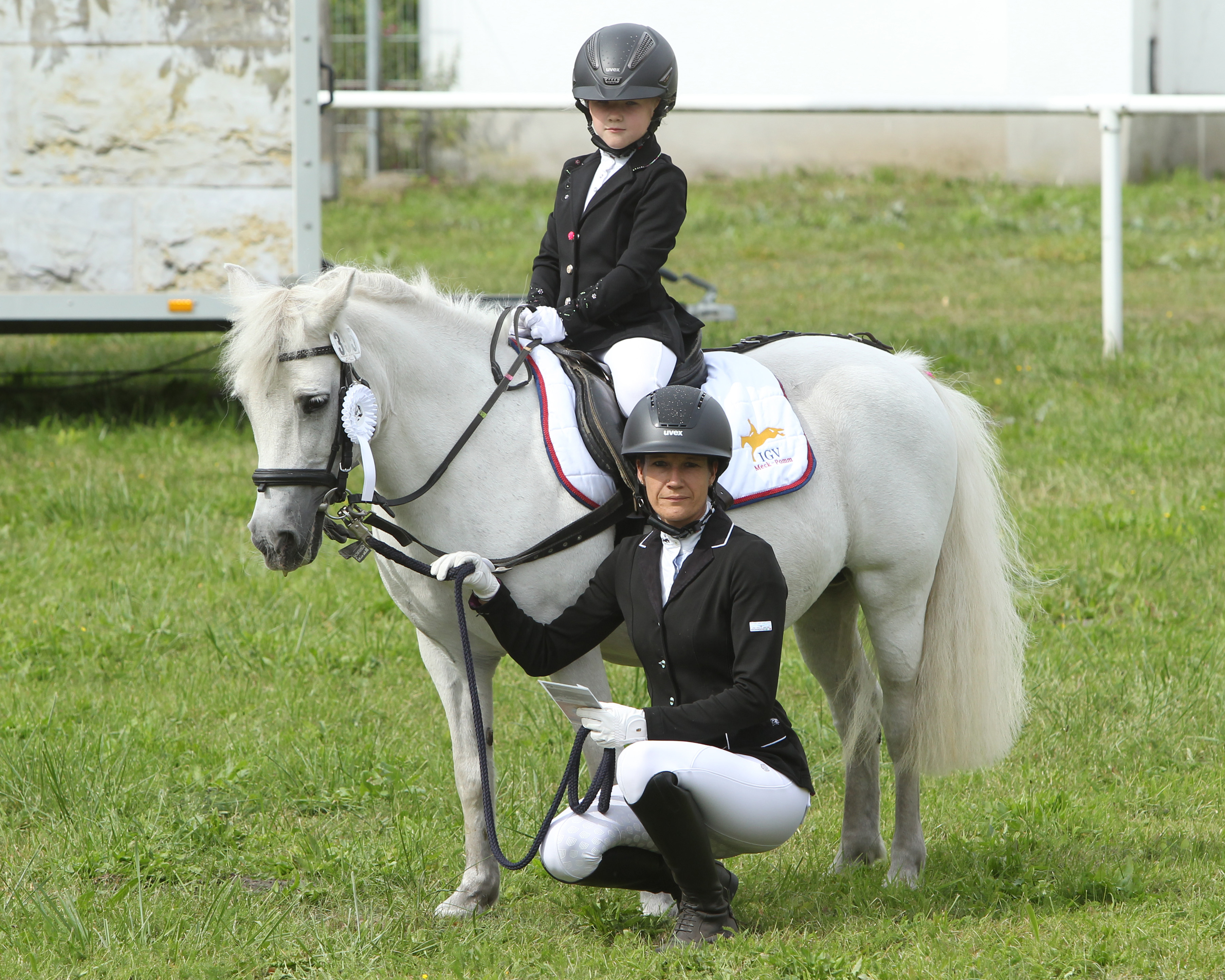 Lynn Granzow und Mutter Manuela freuten sich gemeinsam über den Sieg auf Pony Summer Girl im Cross-Country Führzügel-Wettbewerb. © J.Wego