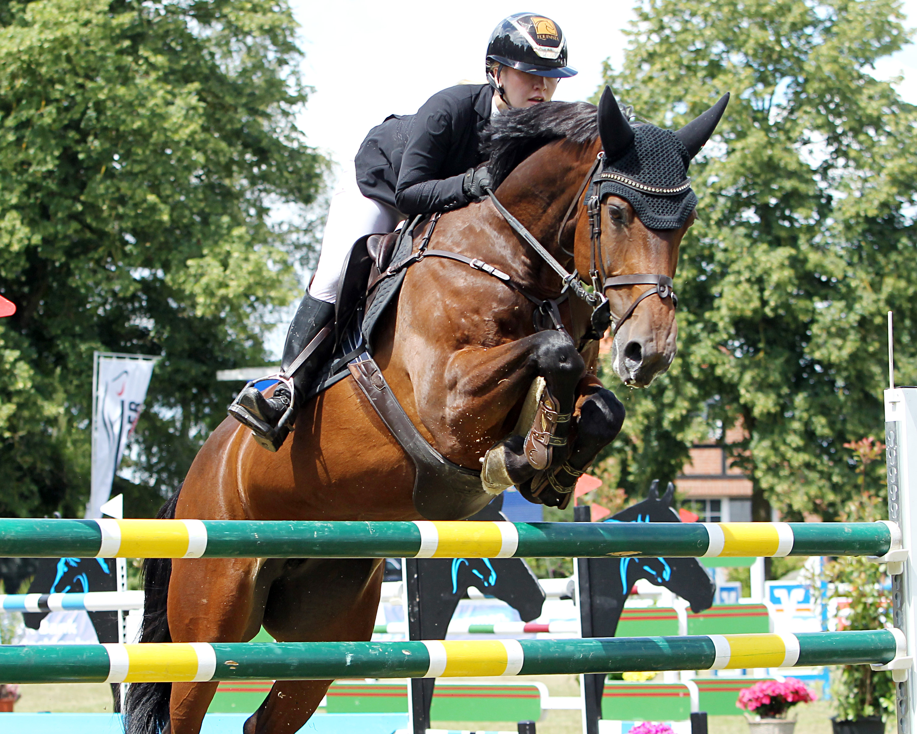 Die 15-jährige Emma Wiktor vom RFV Trent/Rügen gewann in Reez mit der Cellestial-Stute Clara das M-Springen am Sonntag, den Großen Preis. © J.Wego