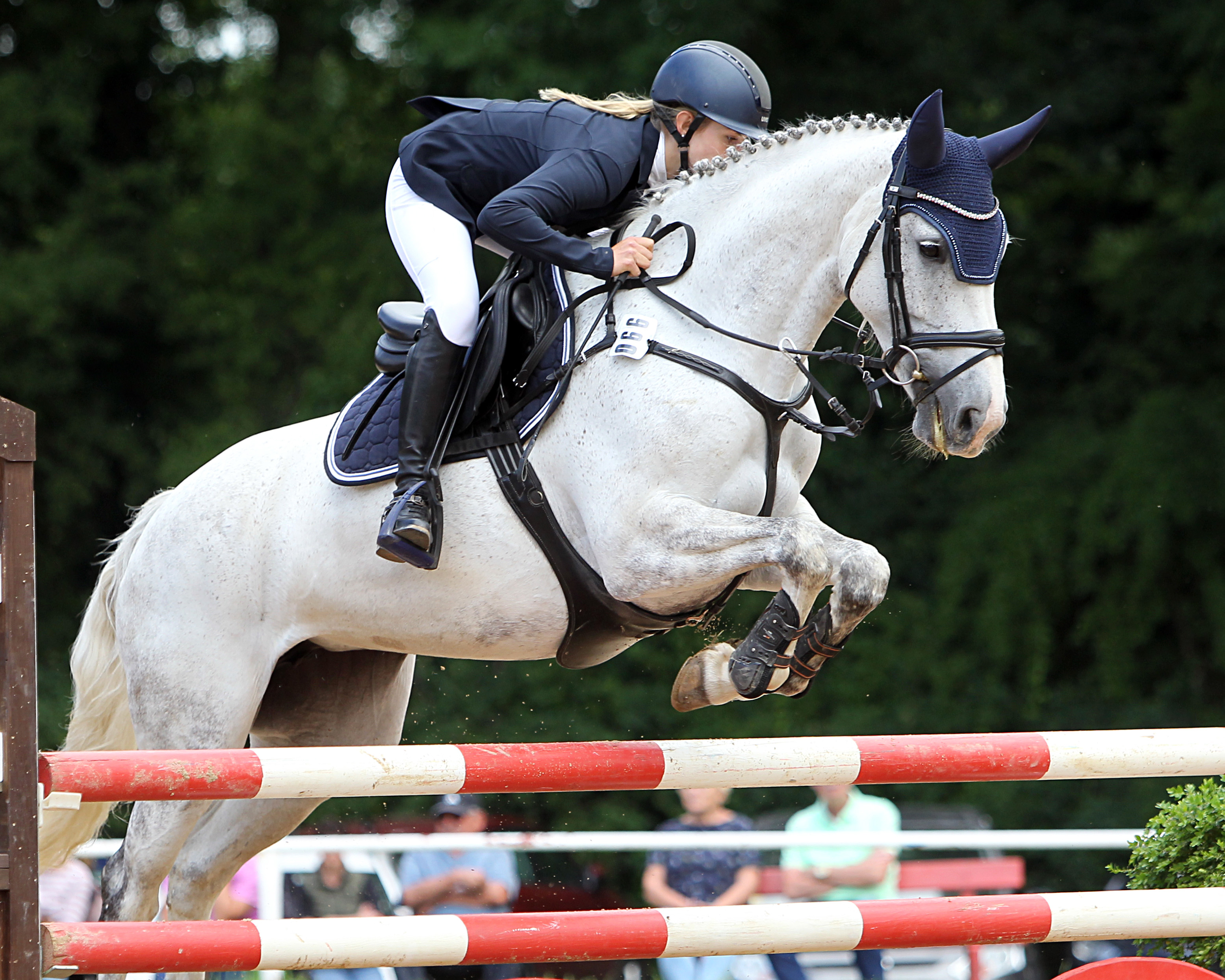 Mit einem Sieg und einem 2. Platz in den L-Springen von Reez erfüllte auch Annalena Elias mit Cascara die Erwartungen ihrer einheimischen Fans. © J.Wego