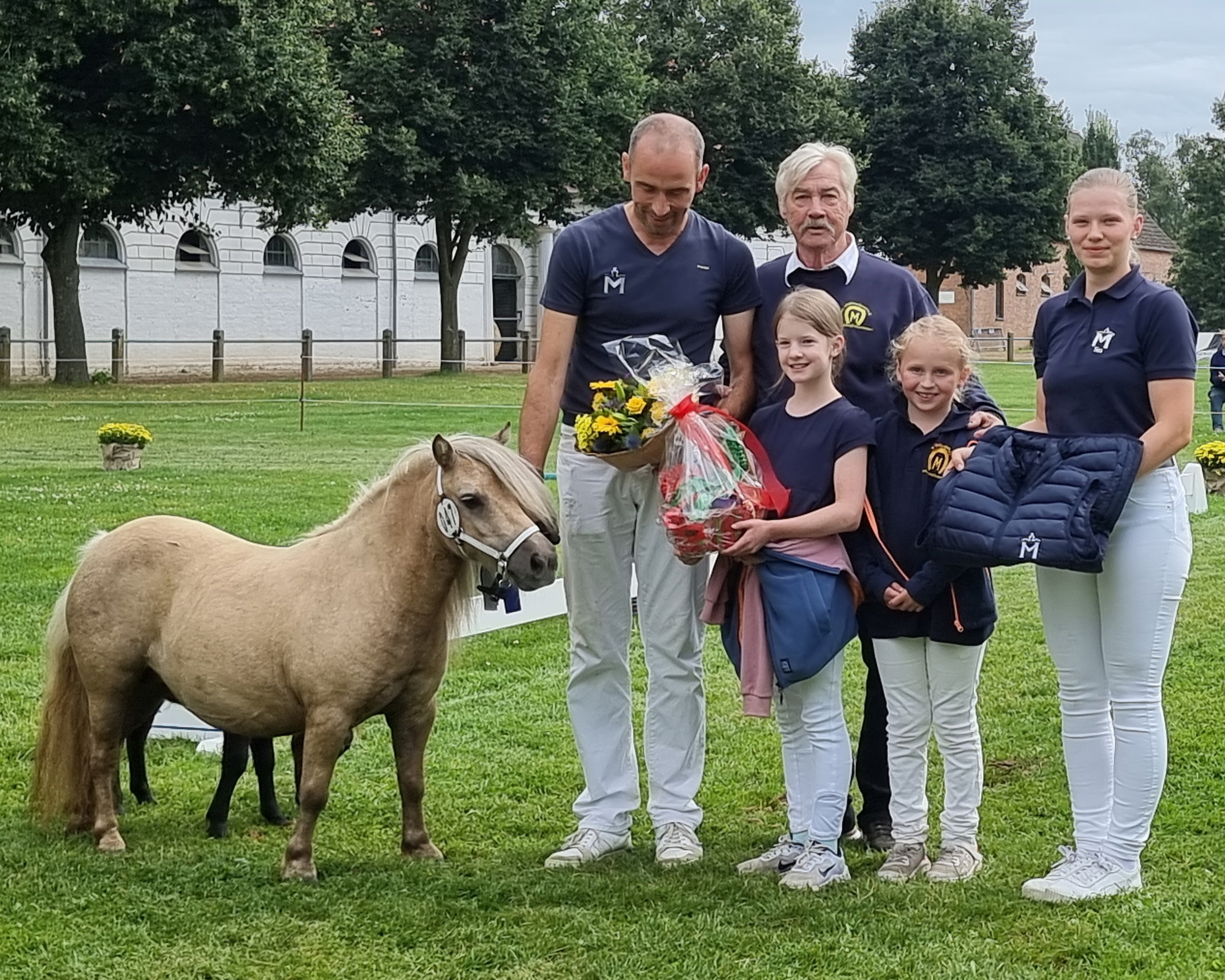 Für seinen unermüdlichen Einsatz als Vorführer bei allen Schauen, so auch beim Shetland-Elitefohlenchampionat, wurde Nico Prange von der der IG Shetlandpony und vom Verband der Pferdezüchter besonders geehrt.