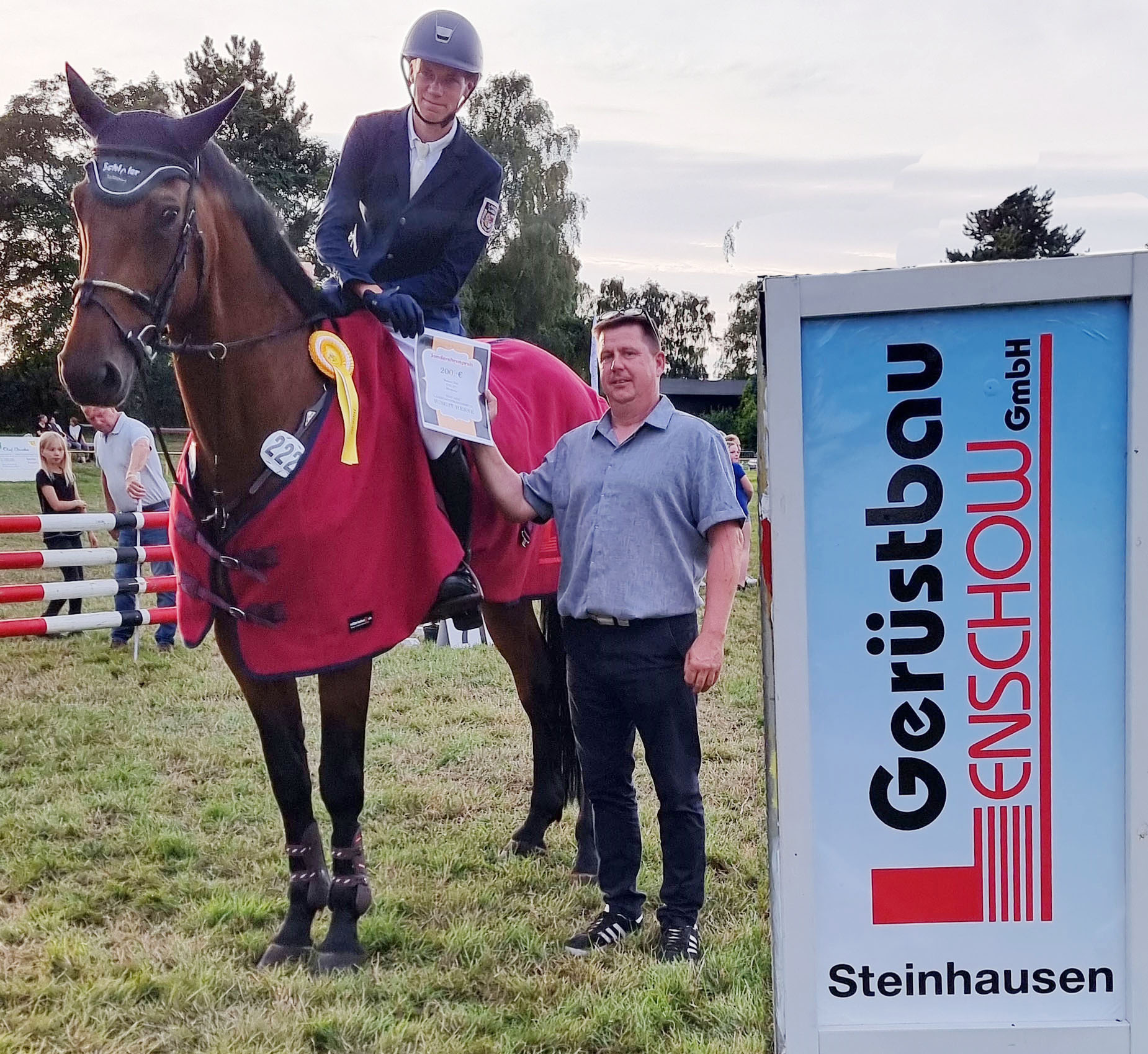 Erstmals gab es ein U25-Springen in dem Hendrik Greve (Rodenwalde) mit Gloria siegte und zugleich den Stilpreis gewann, den Landtagspräsidentin Birgit Hesse ausgelobt hat, der ihm von Turnierleiter Ingo Meißner überreicht wurde. © J.Wego