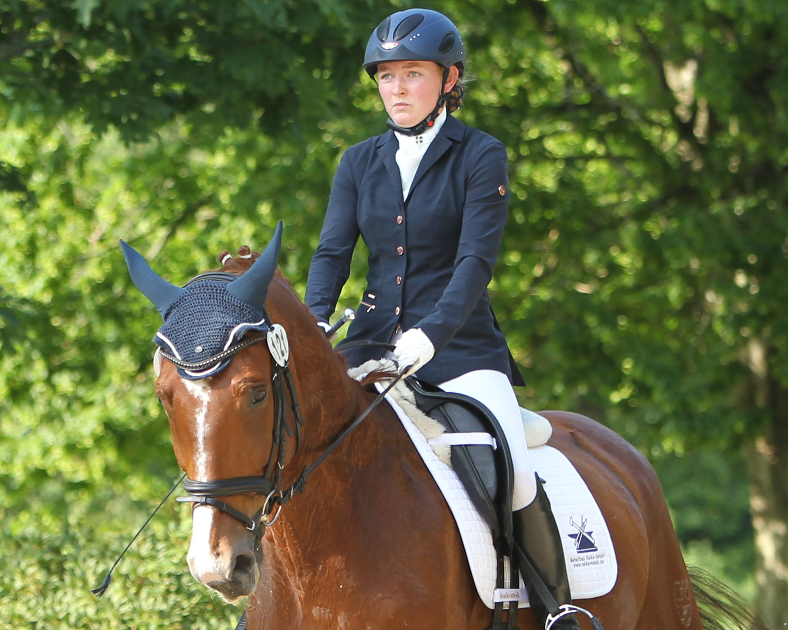 Johanna Cymek (Marlow) hat mit Pepsi W die A-Dressur A6 in Prohn gewonnen – das Foto zeigt sie auf einer älteren Aufnahme mit Stan. © J.Wego