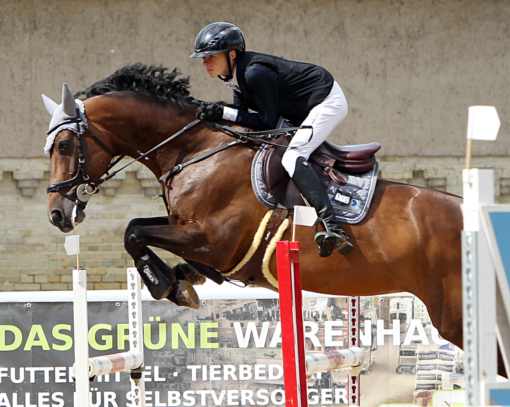U18 Landesmeisterin Anni-Chalott Schmidt (Neu Benthen) gewann in Cramon mit Celeste de Trebox ihr erstes M-Springen nach Fehlern und Zeit und ließ Richard Robinson und Holger Wulschner hinter sich. © J.Wego