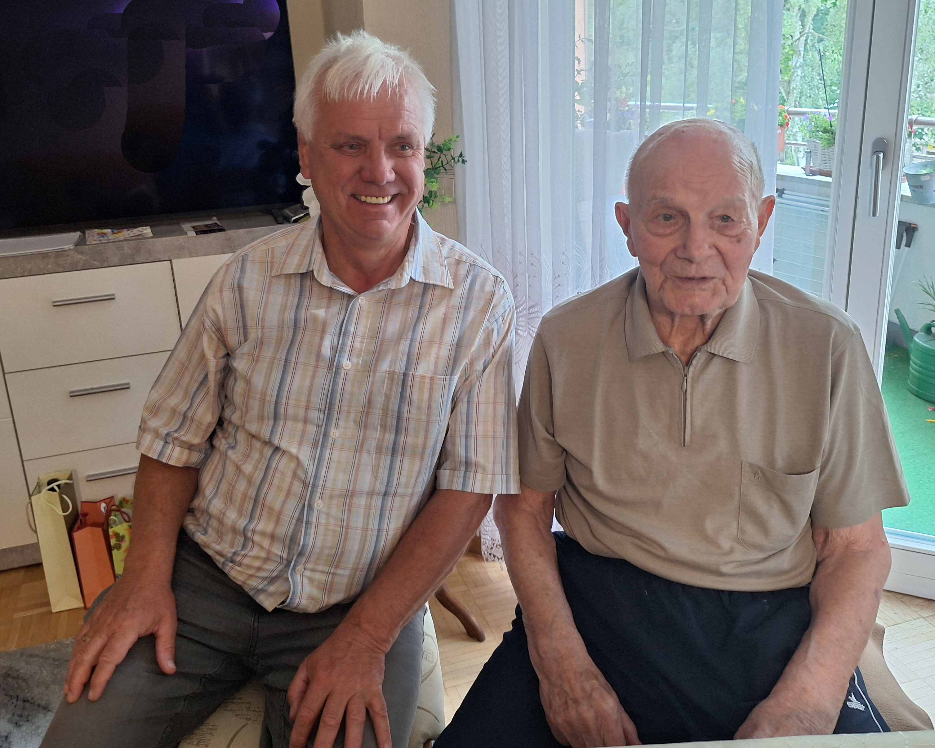 Zwei Pferdesport-Journalisten, die noch freundschaftlich verbunden sind: Hans-Joachim Begall gratuliert Wolfgang Schilhaneck zum 95. Geburtstag.
