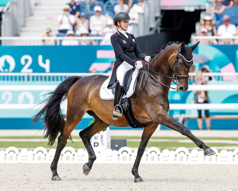 Die 17-jährige Trakehner Stute TSF Dalera BB mit Jessica von Bredow-Werndl bei ihren Auftritten bei den Olympischen Spielen in Paris. © Stefan Lafrentz
