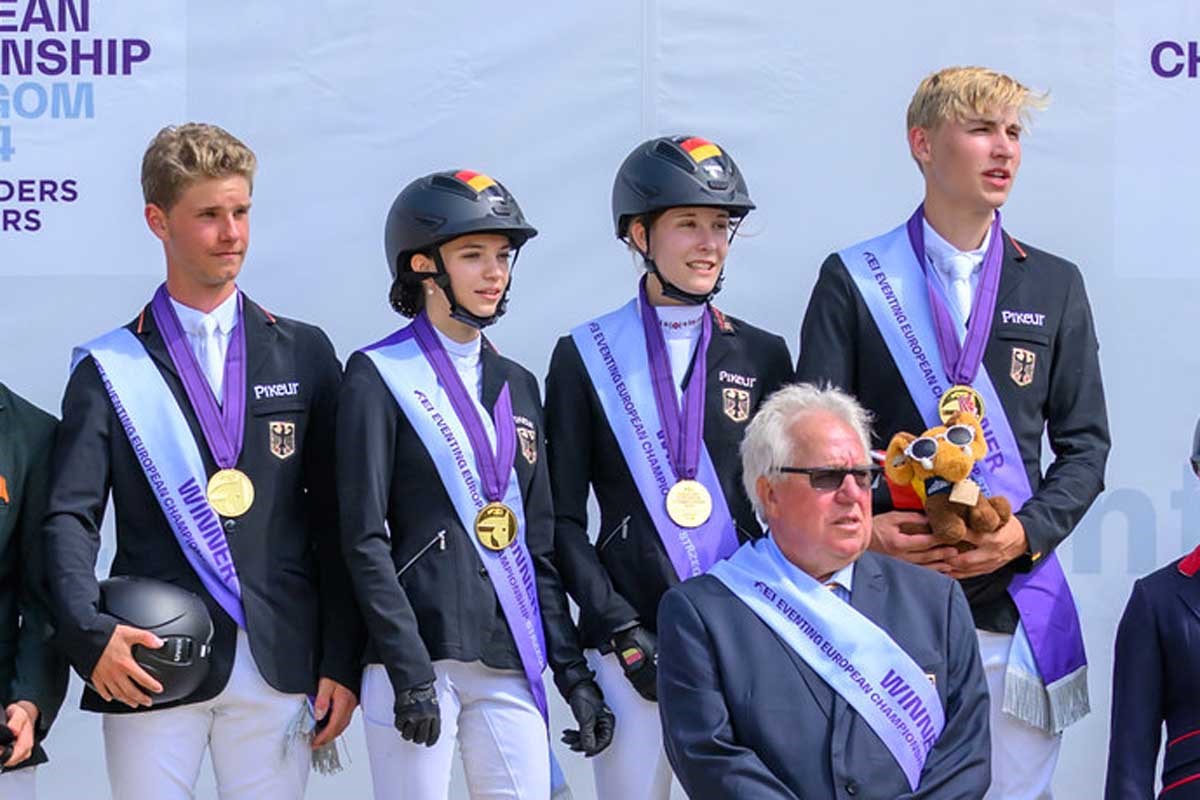 Die deutschen Vielseitigkeits-Junioren gewinnen Doppel-Gold bei den EM in Strzegom (v.l. Matti Garlichs. Pita Schmid, Hannah Busch, Mathis Huisinga mit Equipechef Karl-Heinz-Nothofer). Foto: (c) FEI/Leszek Wójcik