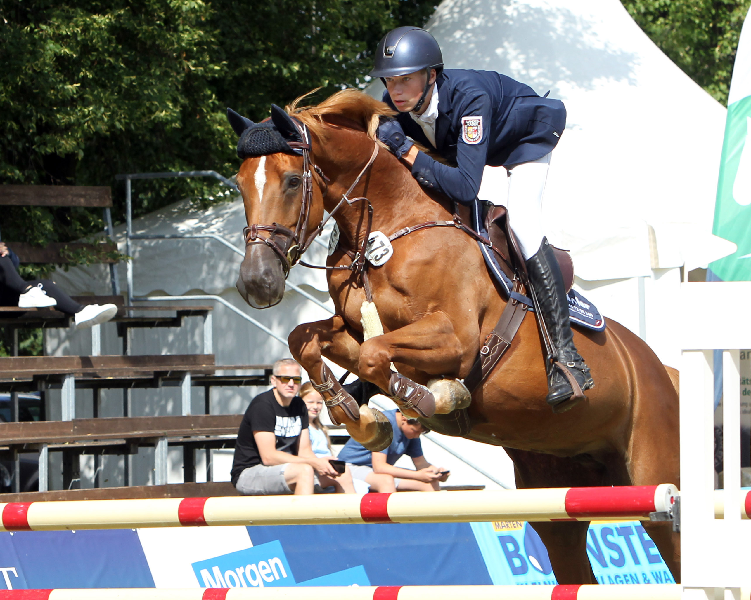 Hendrik Greve kam in Havekost mit Pferden von Jan Meves zu zwei Siegen. Dieses Foto zeigt ihn mit seiner eigenen 10-jährigen Stute Zora im Finalspringen der Junioren beim Landesturnier in Neu Benthen das er gewann. © J.Wego
