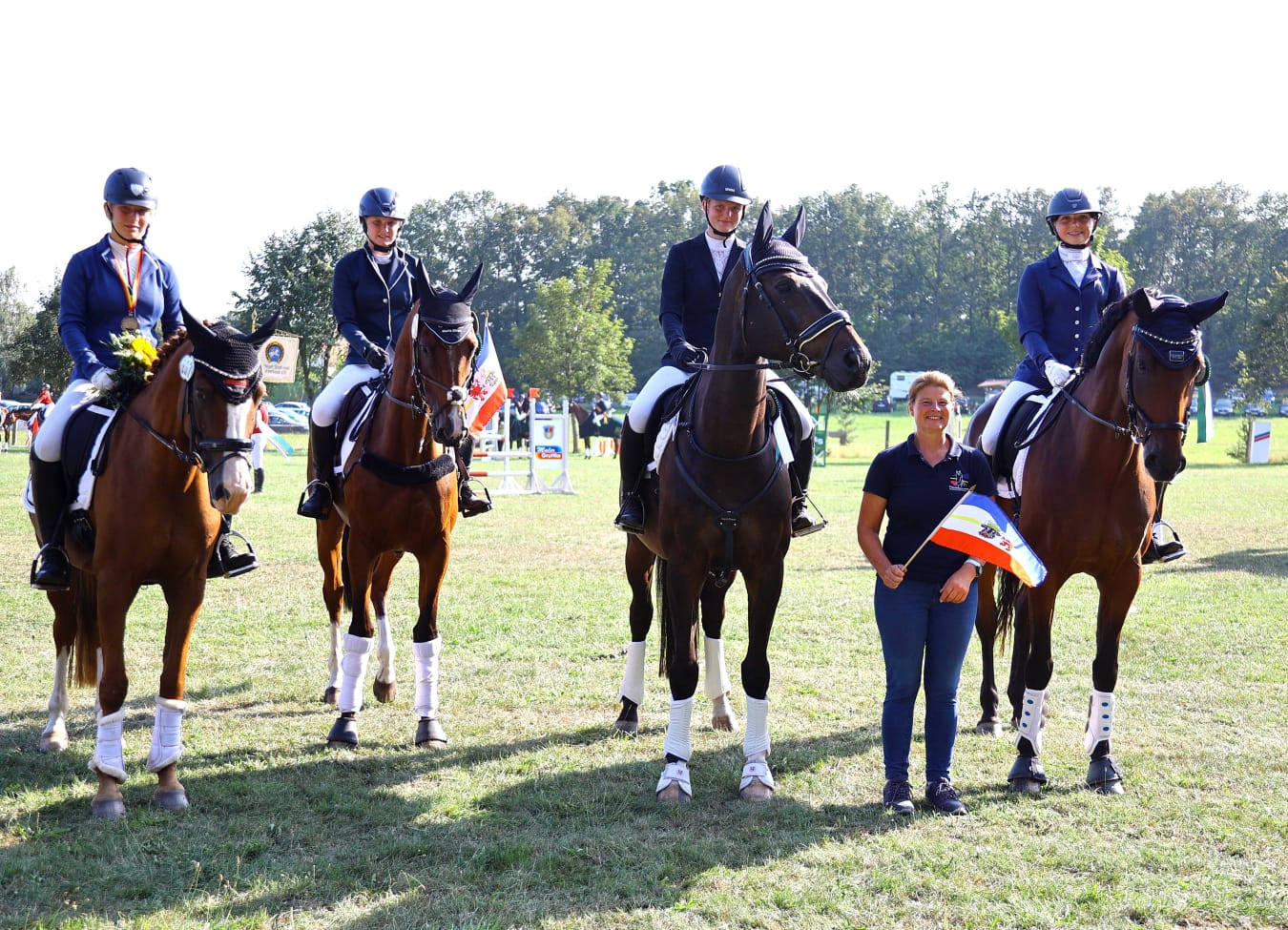 Das MV-Team das mit Teamleiterin Kerstin Schulz auf Rang 8 kam. V.l. Melina Lou Bartel mit Plakette für die Einzelplatzierung, Emely Range, Leonie Schulz und Mara Hartmann. © KaLo