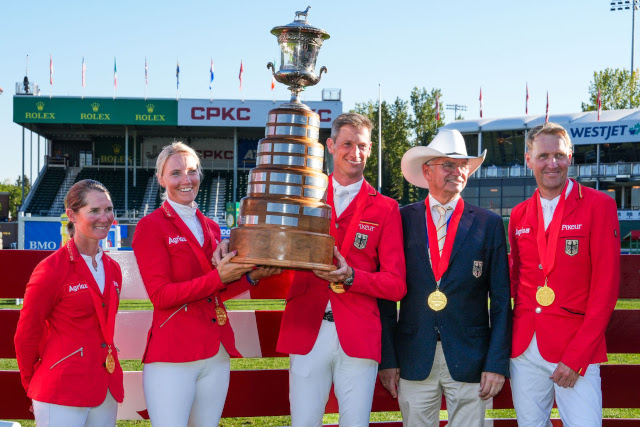 Das Deutsche Siegerteam mit dem riesigen Siegerpokal: v.l. Jörne Sprehe, Jana Wargers, Daniel Deusser, Bundestrainer Otto Becker, André Thieme. © Presse Spruce Medow