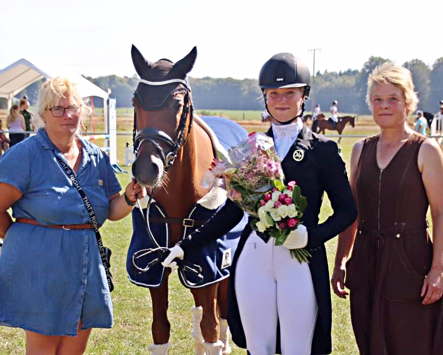 Am 8. September erhielt die 23-jährige Ann-Christin Mehl anlässlich der Wöpkendorfer Ponytage aus der Hand von Birca Roos (l.) in Anwesenheit ihre Mutter Anja und des Erfolgsponys Domino das Goldene Reitabzeichen. © Antje Schumacher-Adoms