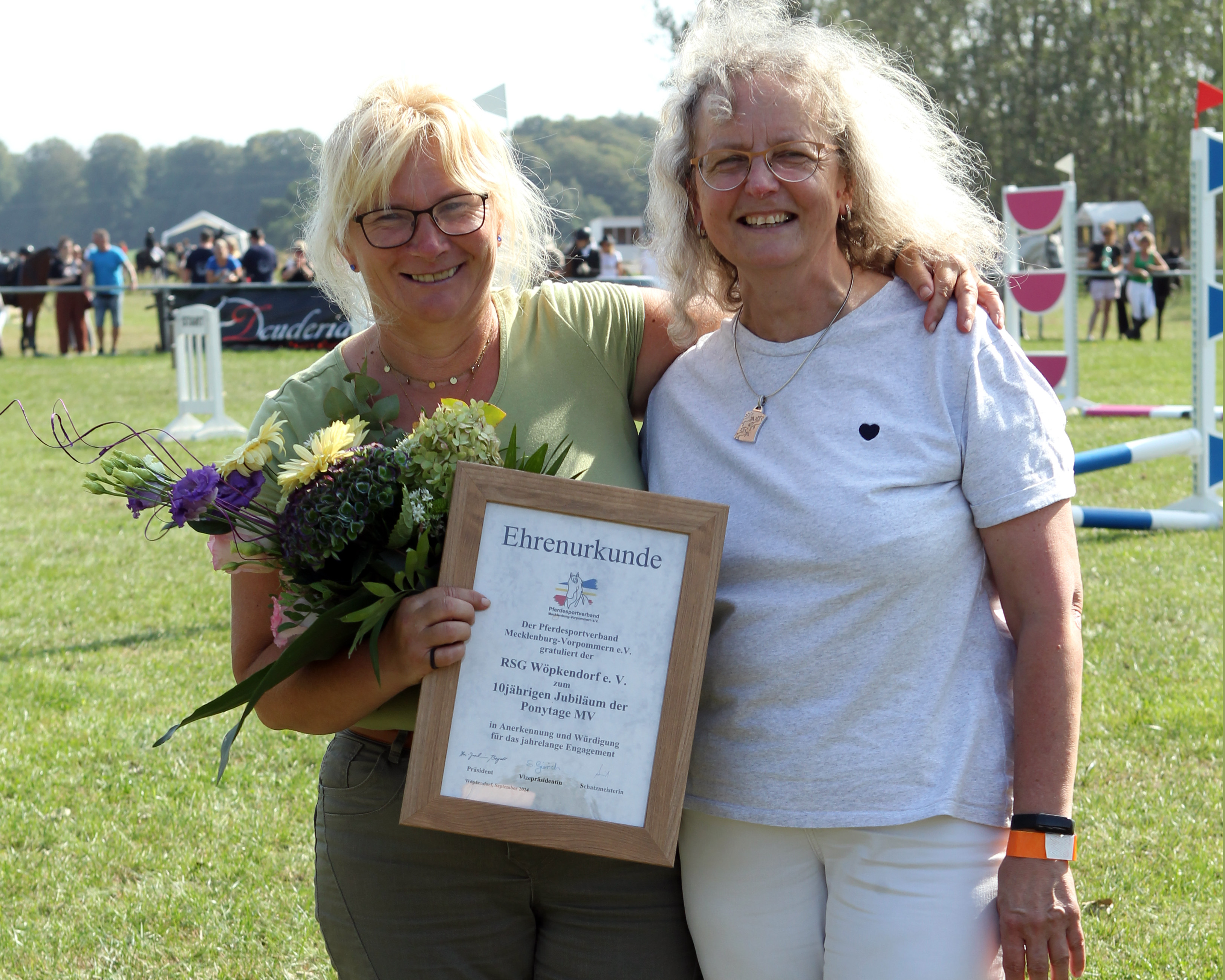 Der Landesverband bedankte sich bei der RSG Wöpkendorf für das Engagement der Ponytage, die in diesem Jahr ihre 10. Auflage hatten. Präsidiumsmitglied Sigrid Gierich überreichte Birca Roos eine Erinnerungsurkunde. © J.Wego