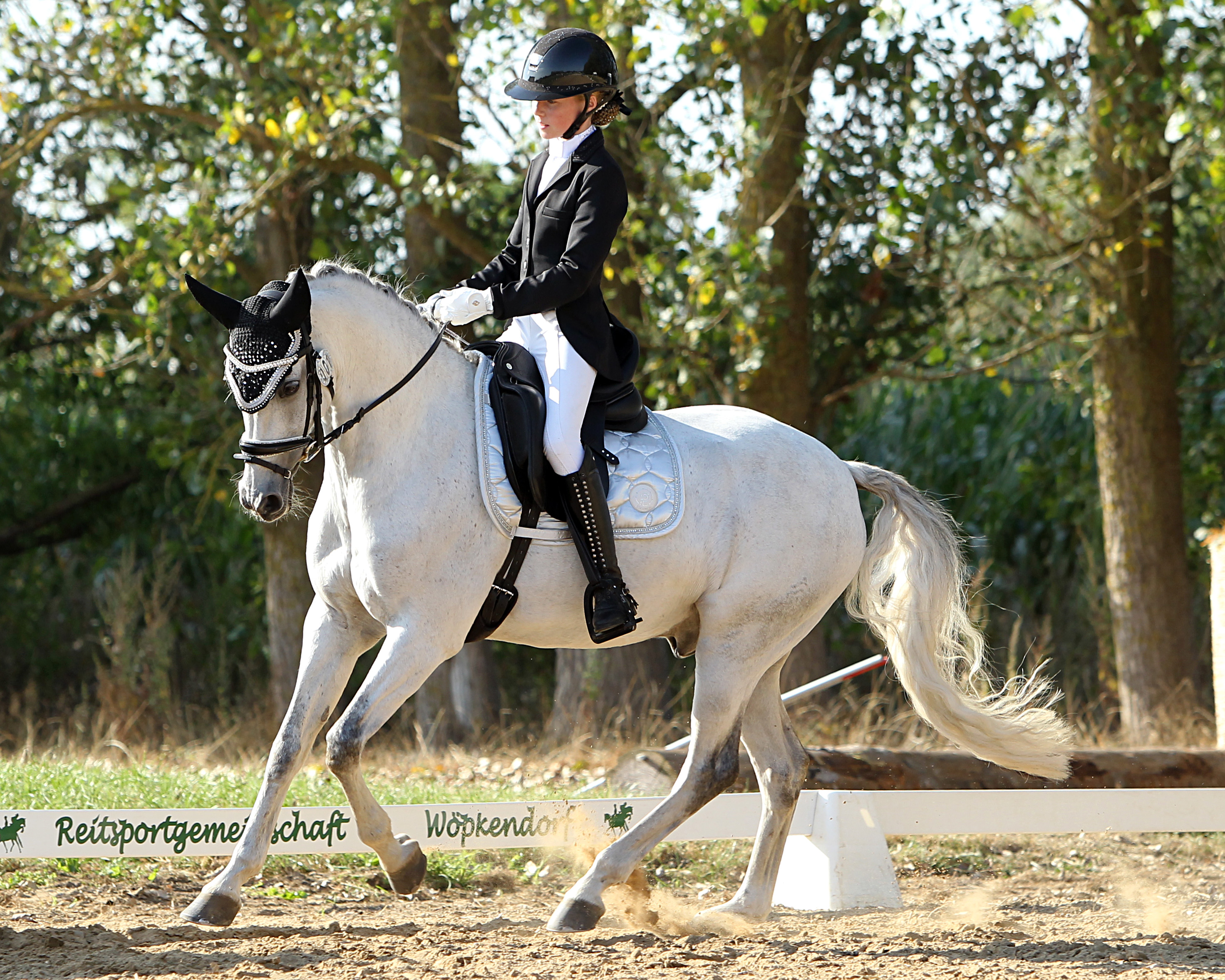 Madita Lucia von Klitzing (Zingst) hat sich mit dem Sieg in der Pony-A-Dressur und dem 2. Platz in der FEI-Pony-Einzelaufgabe auf Allegretto D kurz vor ihrem 14. Geburtstag selbst ein Geschenk gemacht. © J.Wego