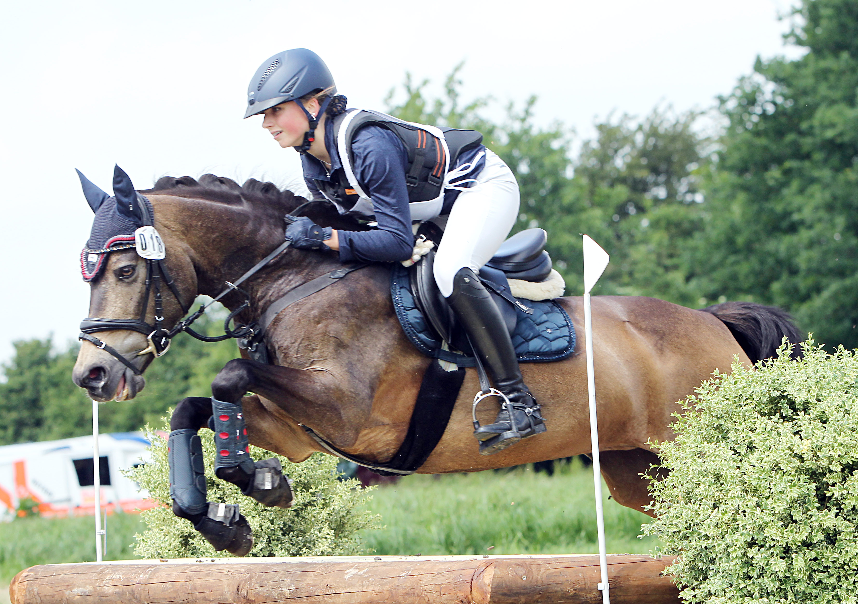 Im Geländereiter-Wettbewerb wurde die 14-jährige Mara Hartmann (Wöpkendorf) auf Ticket to Ride und Heitholms Champion Chin Erster und Zweiter (das Foto zeigt sie in Hohen Luckow auf Beyonce at Little Uncle. © J.Wego