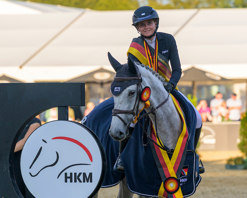 Sophie Hinners vom RFV Viernheim gelang das Meisterstück, mit ihren drei Pferden Chacoona Cat von Chacoon Blue (Foto), La Calina von Cannavaru und Quelle Mademoiselle von Quaid I im Finale der sechsjährigen Springpferde alle drei Medaillen mit nach Hause zu nehmen. © Equitaris