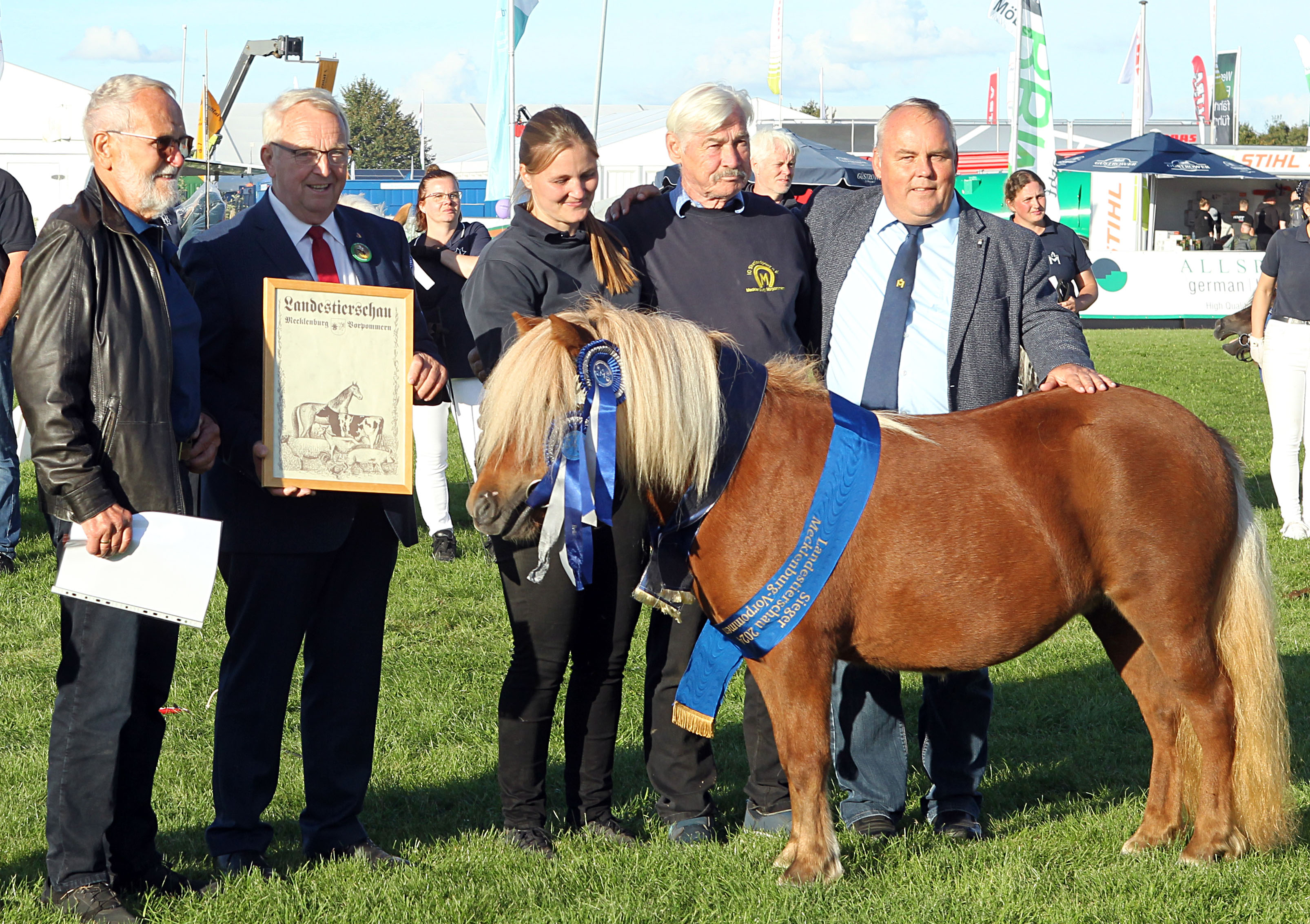 Miss MeLa in der Gruppe der Shetlandponys wurde die Original Shetlandstute Goldi v. Ail-Gwen. An der Ehrung nahmen Züchter Dr. Wilhelm Hanebeck (l.) und seine Enkelin Dr. Laura Hanebeck sowie Landwirtschaftminister Dr. Till Backhaus, Gisbert Koch und Verbandspräsident Jörg Hasselmann teil. © J.Wego