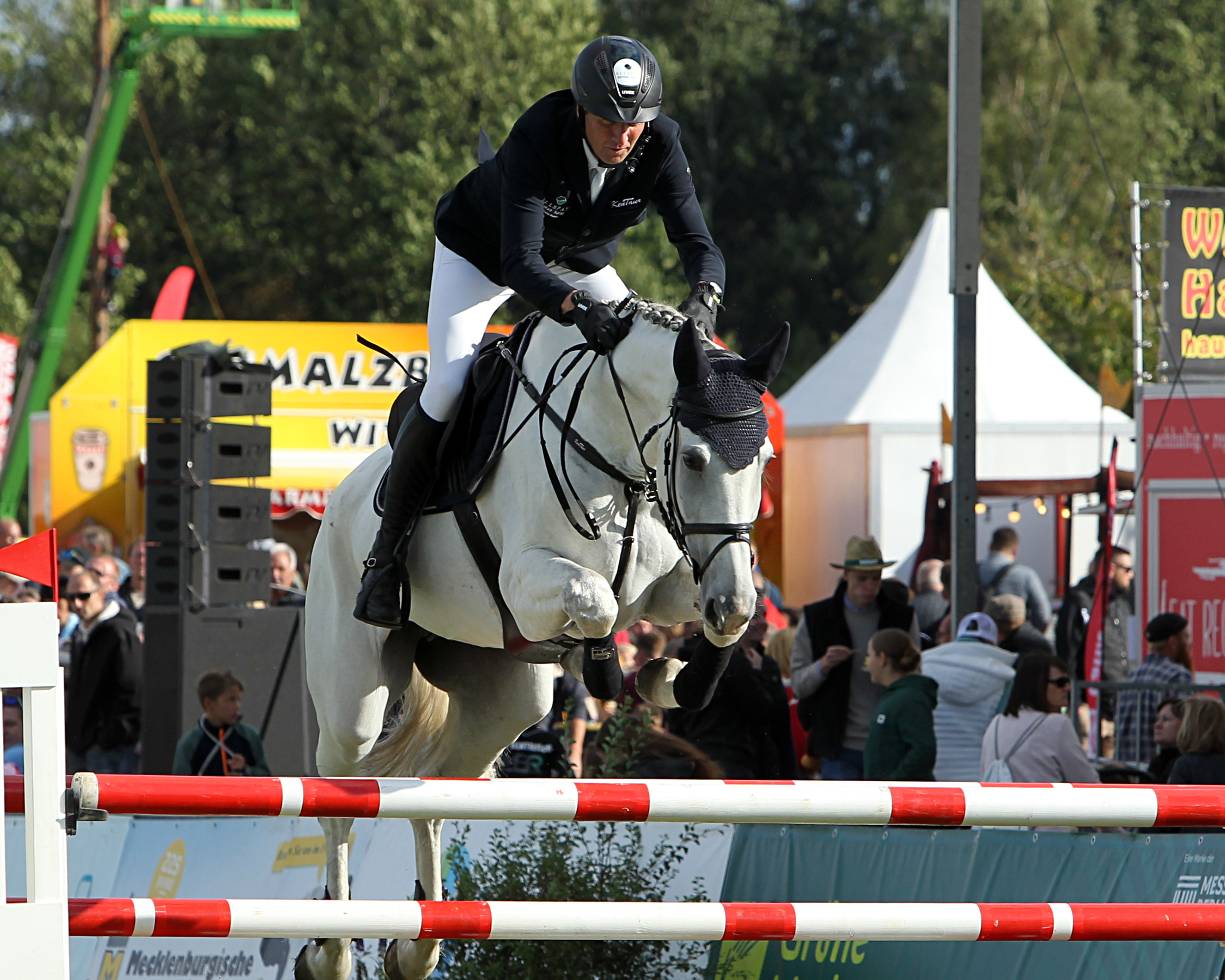 Mit der Schimmelstute Chavanna PS (v. Chacoon Blue) hat André Thieme am Samstag auch das Championat gewonnen. © J.Wego