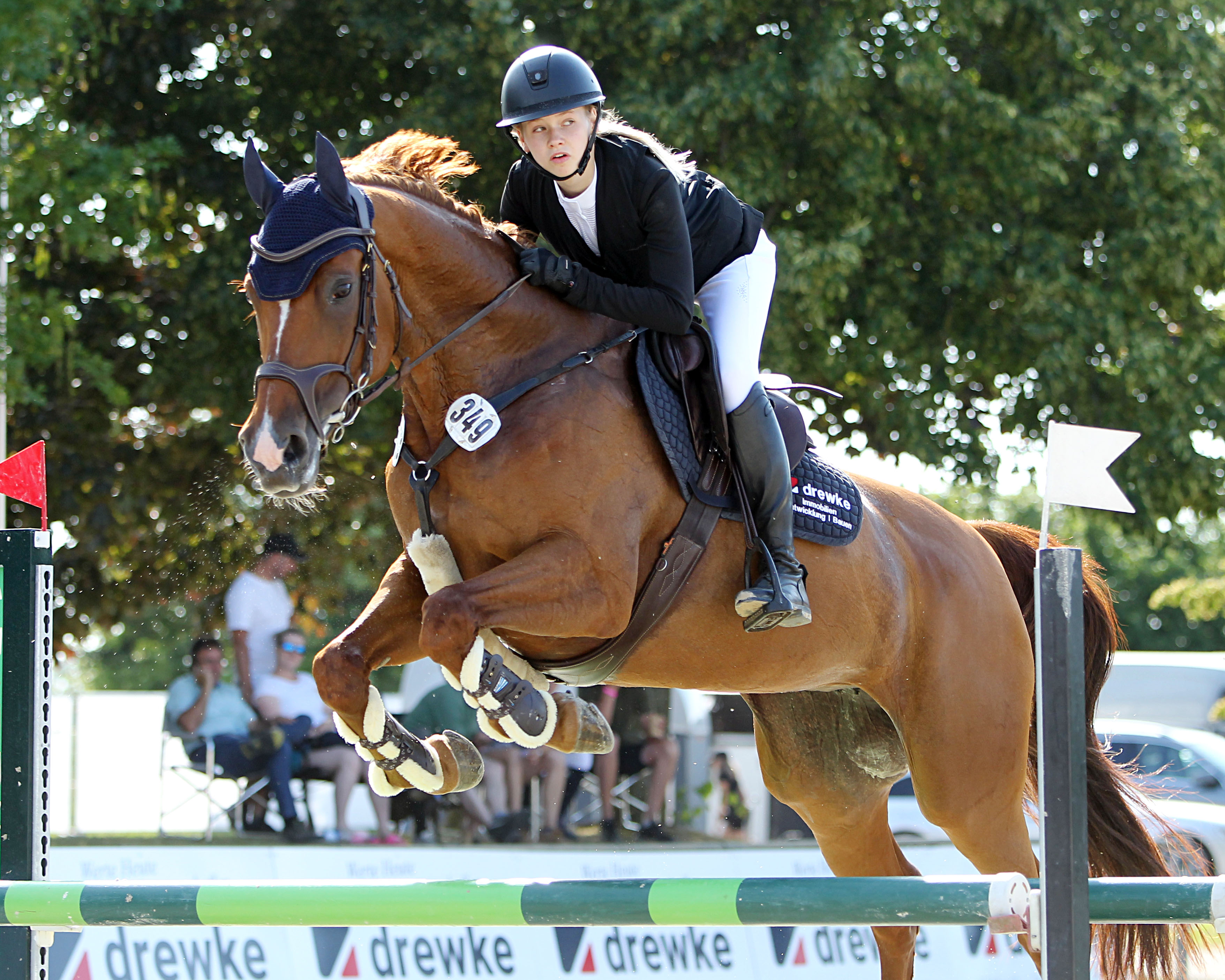 Die erst 15-jährige Isabella Schröter aus Eldena hat am Sonntag mit Julian’s Gypsy M1*-Punktespringen gewonnen. © J.Wego