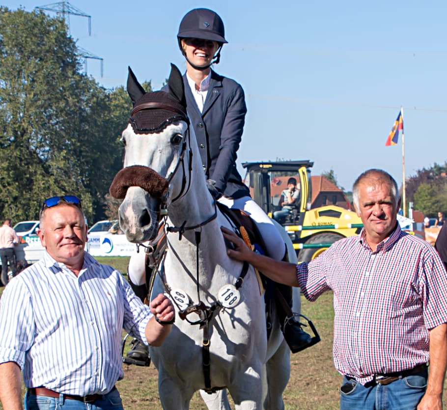 Richter Heinrich Blume (l.) und Wilfried Holl vom Veranstalter gratulieren Denise Svensson zum Sieg im Großen Preis. © KaLo