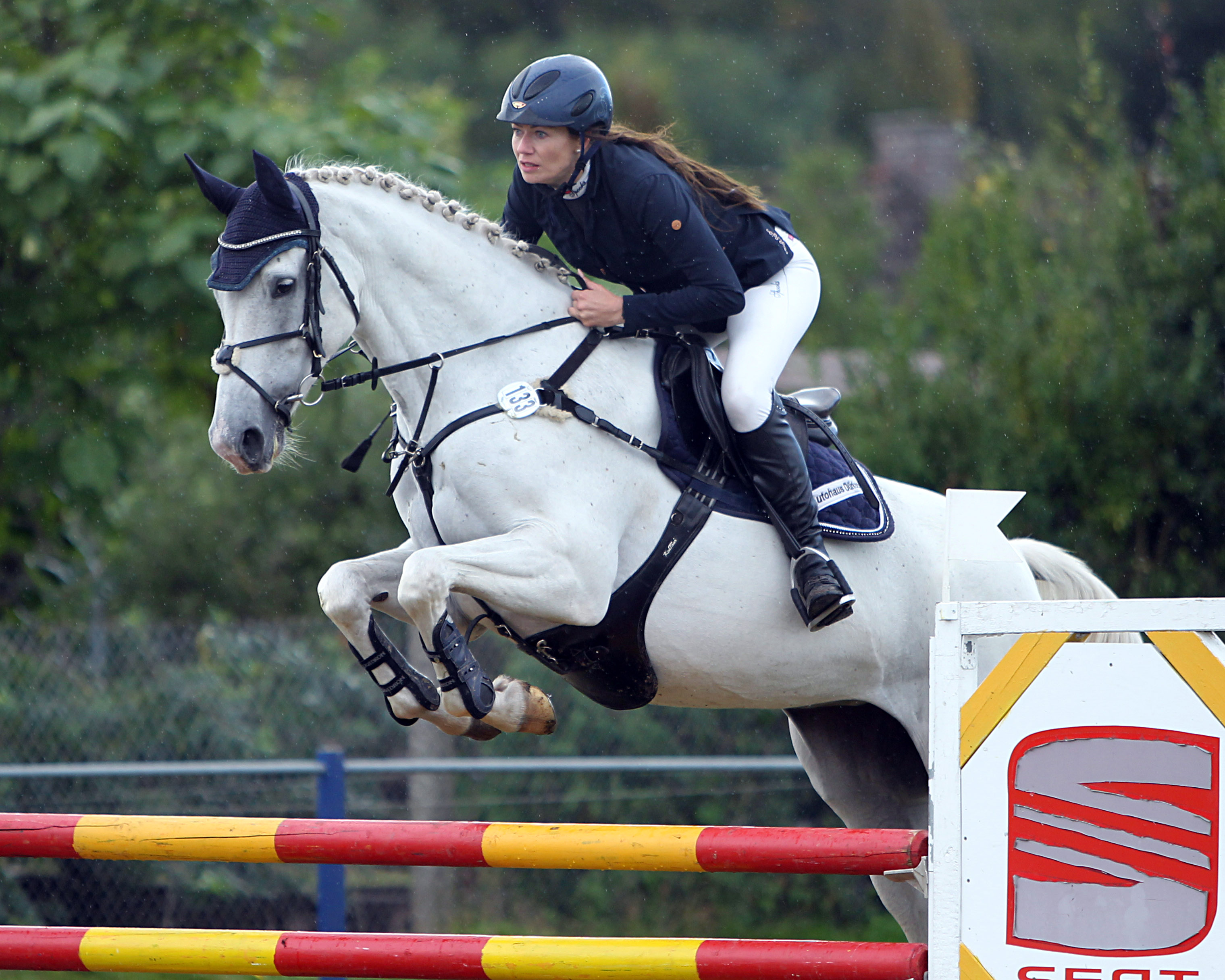 Lisa Rohde (Steinhagen), Titelverteidigerin im Großen Preis, gewann diesmal mit der 9-jährigen Stute Come on Girl das Championat, ein M1*-Springen. © J.Wego