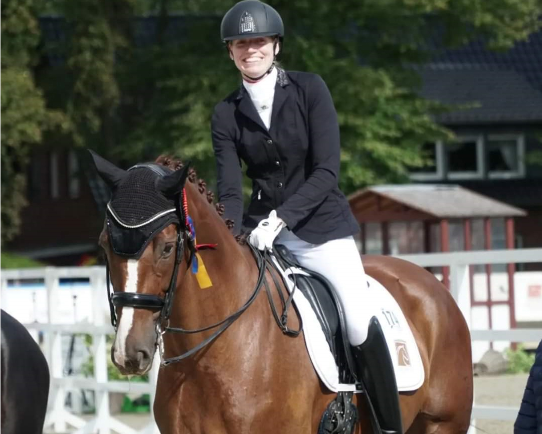 Große Freude bei Kati Spierling über ihren 5. Platz im Deutschen Amateur Championat mit Freshman. © privat
