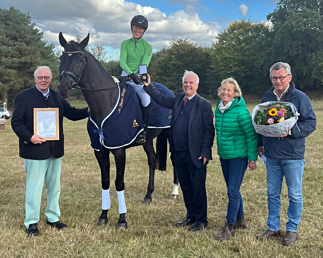 Gratulation an Malin Hansen-Hotopp zum Goldenen Reitabzeichen: v.l. Dieter Medow, Hans-Joachim Begall, Karen und Detlev Peper. © privat