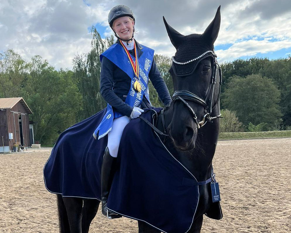 Emma Warncke aus Gadebusch wurde Doppel-Kreismeisterin in der Dressur in Klasse E mit Darina und bei den Jungen Reitern mit Rebana (Foto). © N. Präkelt