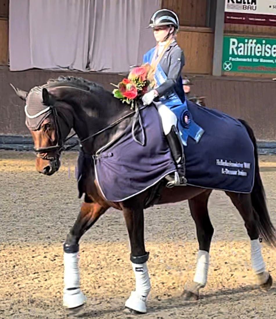 Linja Kleinfeld (Poel) holte sich mit Calinera S den Kreismeistertitel in der Dressur bei den Junioren in Klasse A. © G.Habenstein
