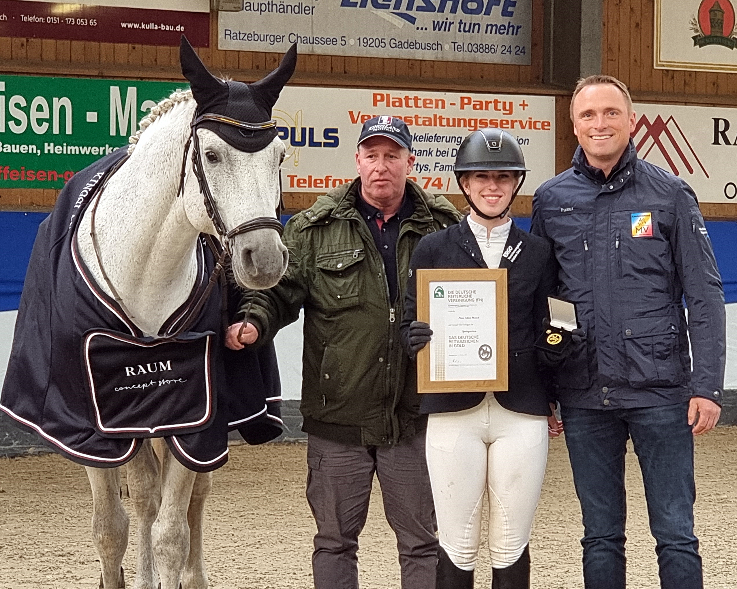 Landes-Honorartrainer Springen, Heiko Strohbehn (Redefin) überreichte der 18-jährigen Alina Maack in Gadebusch in Anwesenheit ihres Vaters Steffen Maack und Catalano, einem ihrer Erfolgspferde, das Goldene Reitabzeichen. © J.Wego
