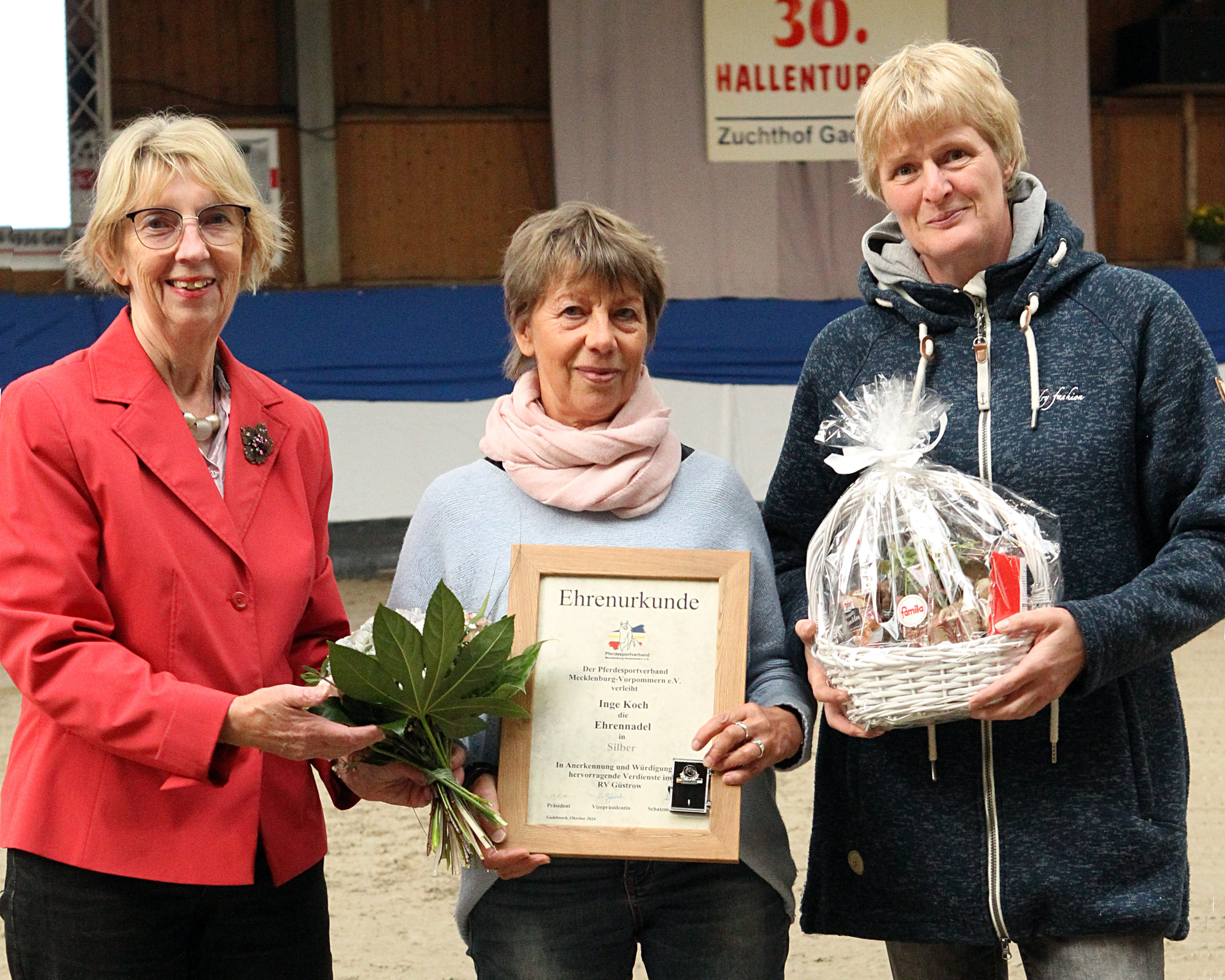 Anne Reichelt, Mitglied im Vorstand des Pferdesportbund des Landkreises Rostock (r.) und Laudatorin Anngret Eisermann zeichneten Inge Koch beim Jubiläumsturnier in Gadebusch für ihre langjährige Tätigkeit als Meldestellenleiterin mit der silbernen Ehrennadel des Landes-Pferdesportverbandes aus. © J.Wego
