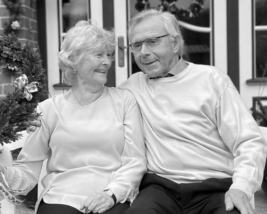 Der verstorbene Springreiter Peter Luther mit Ehefrau Ulla 2022 zuhause in Wittmoldt - damals feierte das Ehepaar Diamantene Hochzeit. © Jarka Luther