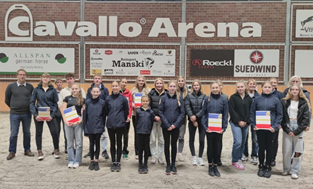 Landeskader der kommenden Saison im Rahmen der feierlichen Berufung in der Cavallo Arena v.l.n.r. Jörg Cröger, Nele Huse, Elke Spierling, Jonas Drews, Mia Hohmann, Hannah Stüve, Marvin Schildt, Mia-Joline Brockmüller, Lily Schrenk, Antonia Kurp, Eva Esser, Emma Wiktor, Lena Techentin, Alina Maack, Isabella Schröter, Nele Korff; Michele Schildt, Elisa Moeller-Eilmann, Christa Heiden, Vanessa Krüger, Dajana Schult, Pia-Sophie Helbig (Ehrung im Rahmen der Veranstaltung zum 2.Platz bei der Voltitrophy), Hennrika Nehls,Entschuldigt sind Marie Wilisch, Amari Santamaria Diaz, Paula Nagel, Hendrik Greve, Linea Makowei und Madita Lucia von Klitzing © PSV MV/Krempien