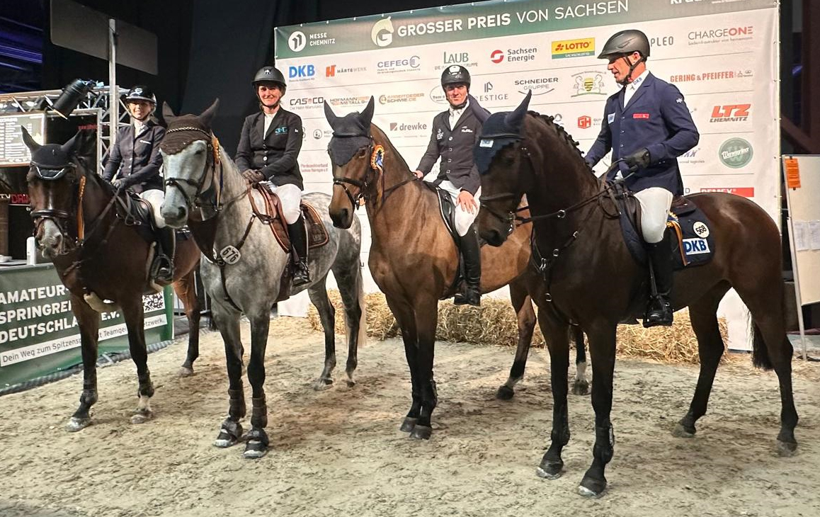Auf dem 4. Platz mit nur 4 Fehlern unter 15 Teams aus 14 Landesverbänden beendeten Christin Wascher mit Quincy, Anna Ebel-Jürgens mit Zaligor, André Thieme mit Castanova H und Holger Wulschner mit Quantico das Mannschaftsspringen um die Deutsche Meisterschaft der Landesverbände. © U.Ebel