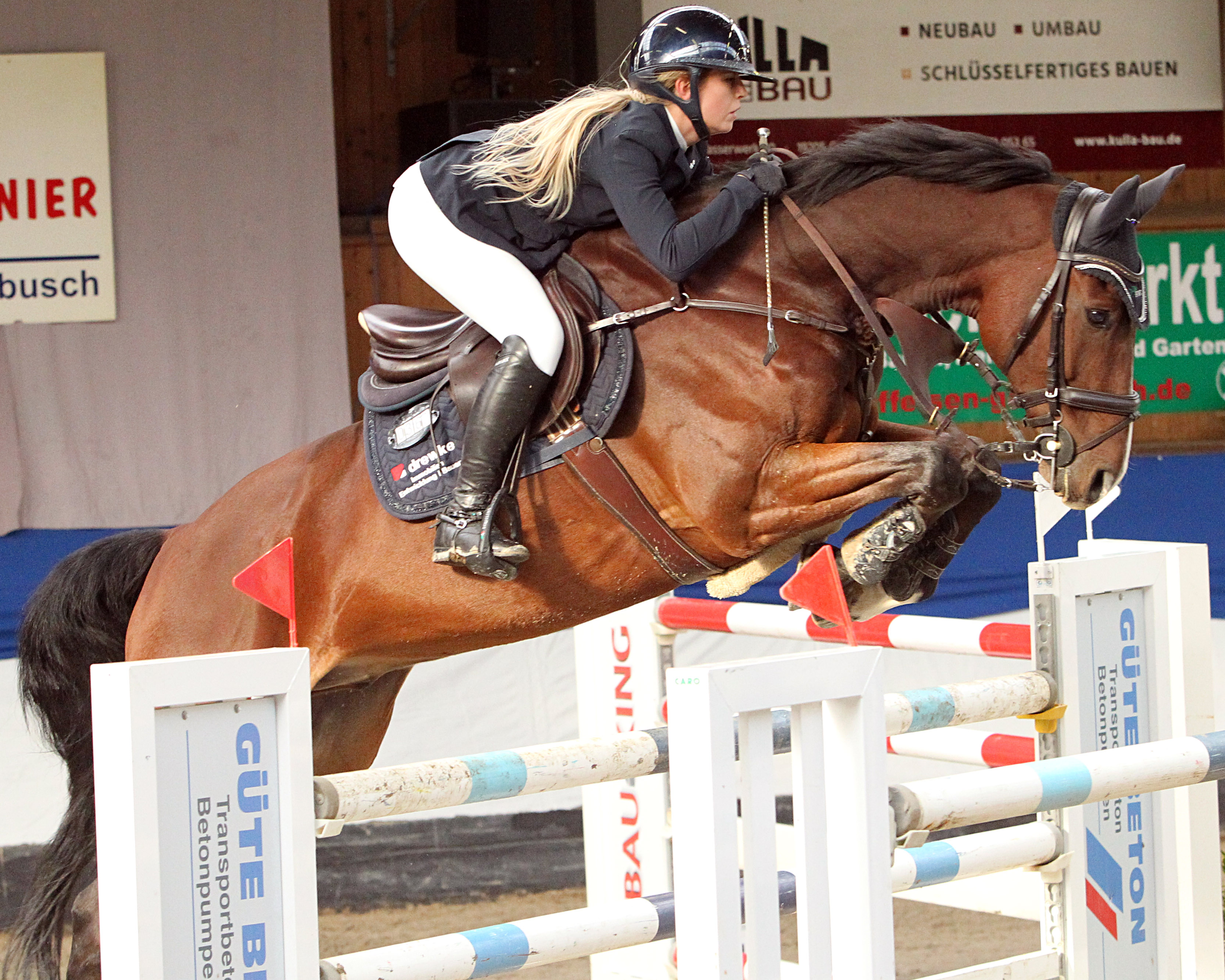 In Chemnitz wuchs Christin Wascher einmal mehr über sich hinaus. Nachdem sie mit Quincy am Freitag im Mannschaftsspringen (S2*) beide Umläufe ohne Fehler beendete gewann sie am Samstag das Championat von Sachsen mit dem Quintero-Sohn und damit zugleich ihr erstes Drei-Sterne-Springen. © J.Wego