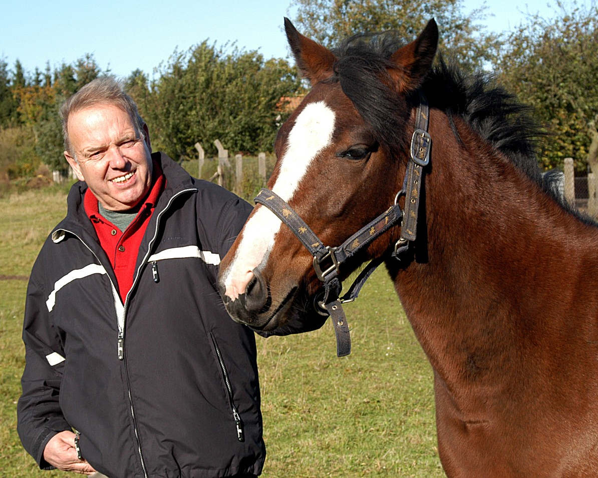 Der Ponyzüchter und Taxi-Unternehmer Albrecht Keunecke - hier vor 20 Jahren mit einem seiner Ponys - stets mit freundlich lächelndem Blick Optimismus verbreitend, ist im Alter von 82 Jahren gestorben. © J.Wego
