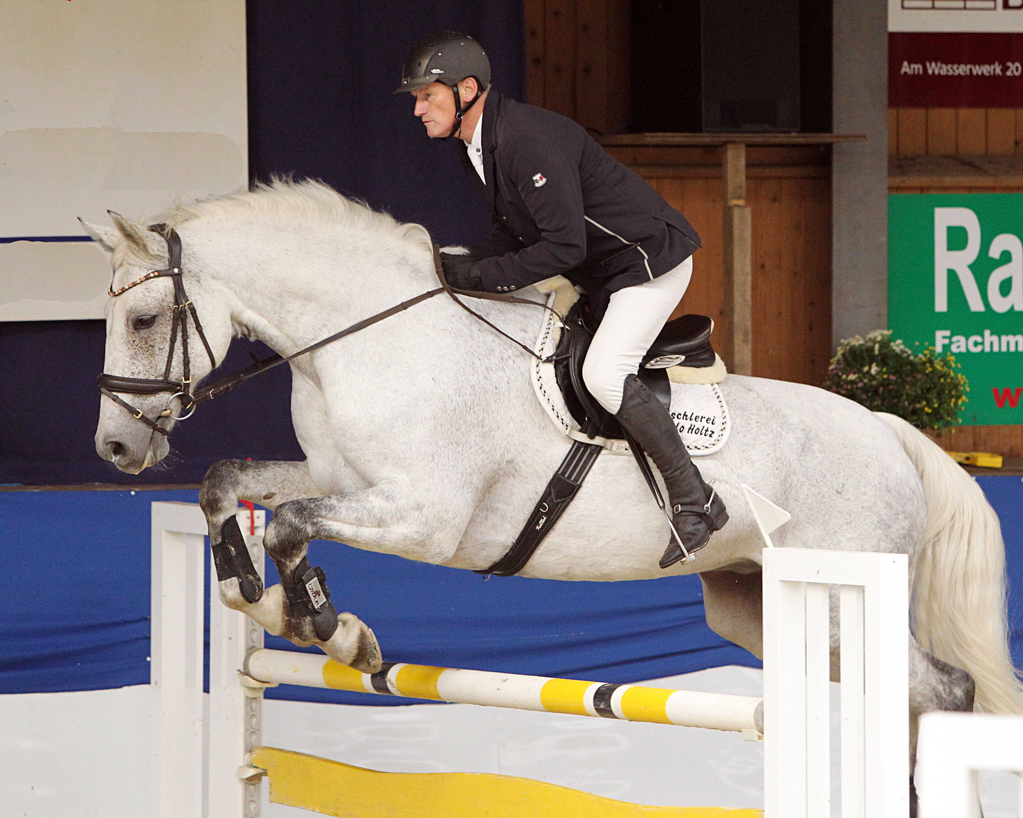 Der 65-jährige Bodo Holtz aus Plau am See hat bei den Fleesensee Classic’s in Göhren-Lebbin mit dem 17-jährigen Corelli das Zwei-Sterne Springen Klasse M gewonnen. © J. Wego