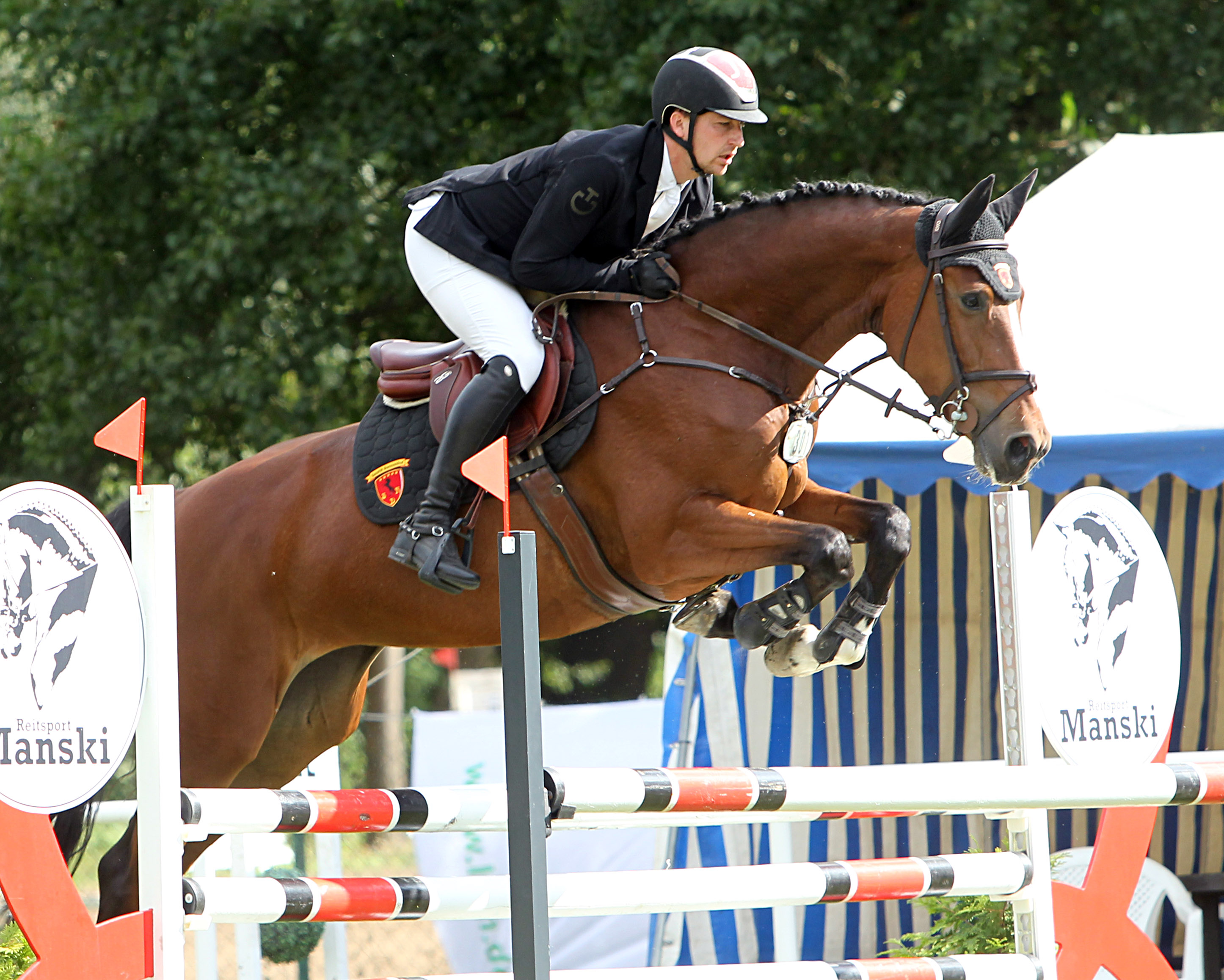 In den Springpferdeprüfungen Klasse L und M glänzte Paul Wiktor (Trent) mit zwei Siegen auf der 6-jährigen Toulon-Stute Tiramisu. © J.Wego