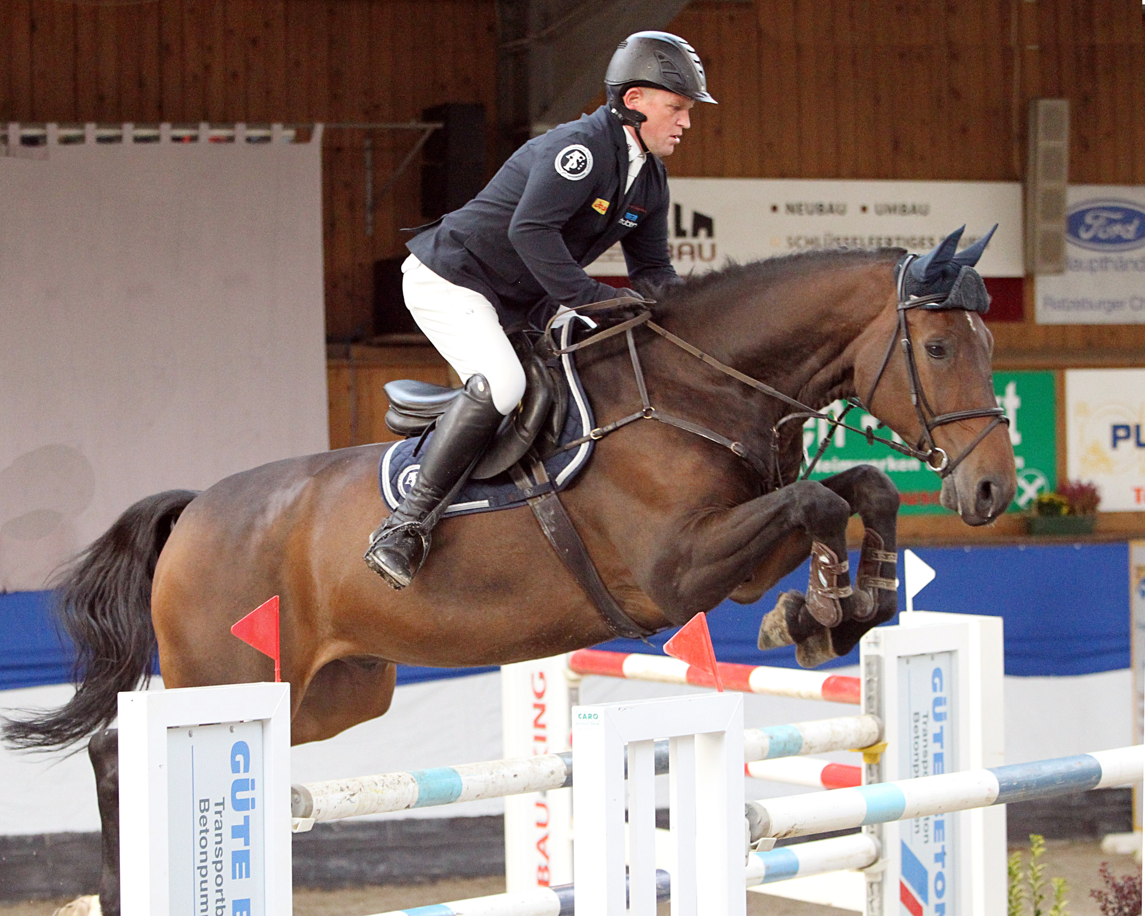 Thomas Kleis (Gadebusch) hat mit dem Comme il Faut-Sohn Comme Credo am 1. Advent in Hohen Wieschendorf im Zwei-Sterne M-Springen die 1. Abteilung gewonnen. Archiv © J.Wego