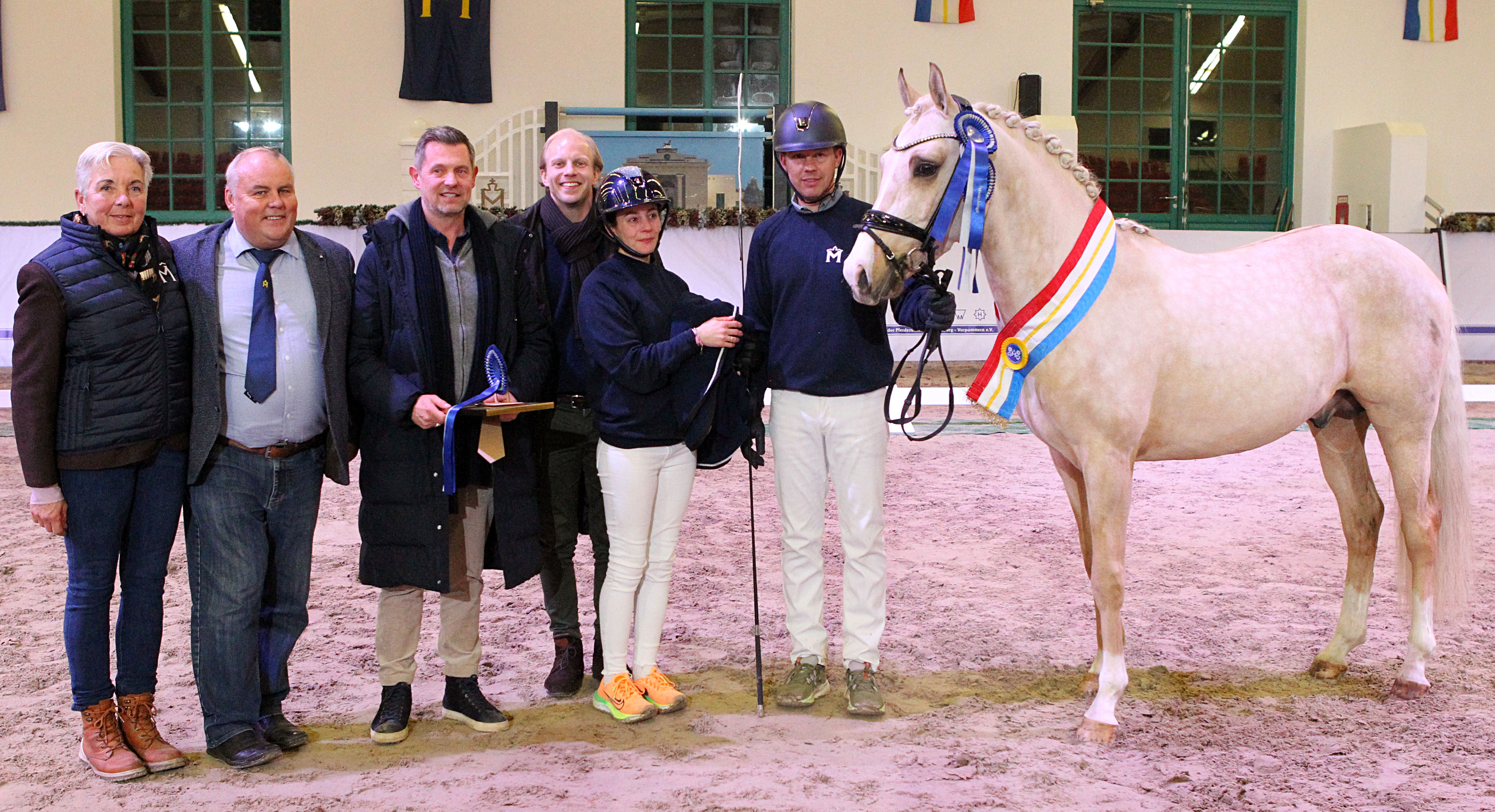 Siegerehrung für den Körsieger mit den Züchtern, dem Aussteller, sowie Verbandspräsident Jörg Hasselmann und Präsidiumsmitglied Patricia von Mirbach. © J.Wego